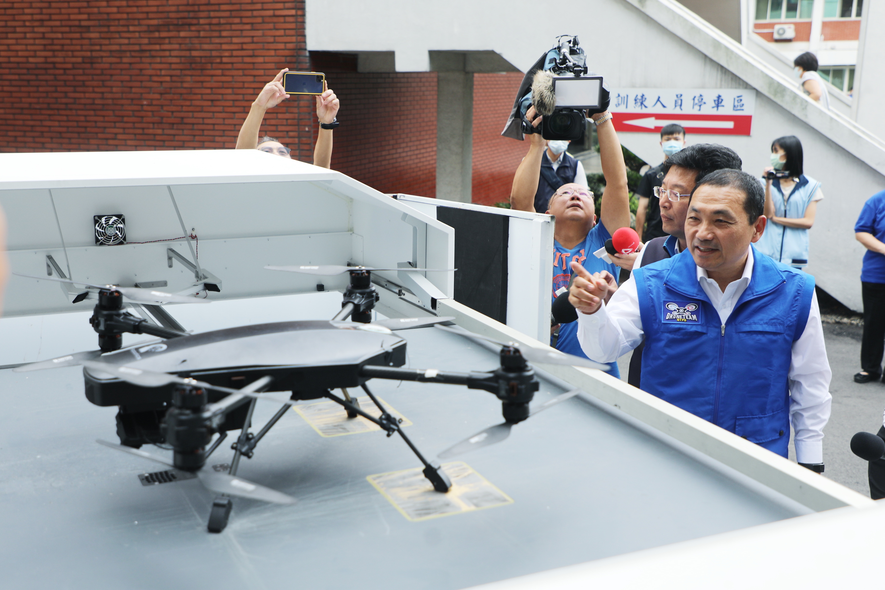 新北市警用無人機隊成軍，侯友宜實地了解無人機運作。