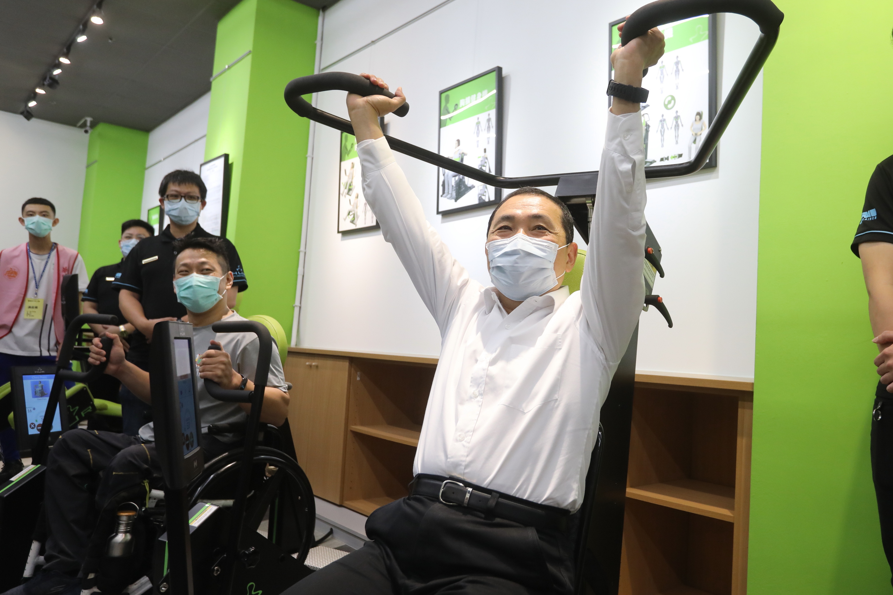 新北市首座身障專屬健身房啟用，侯友宜市長親自體驗健身設備。