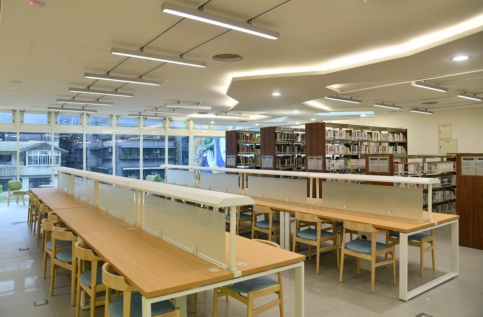 歷經1年5個月的興建，新北市立圖書館瑞芳分館於今(11)日重新開館。
