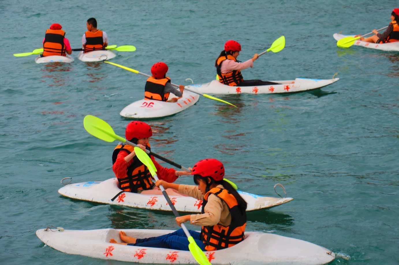 圖三：海洋獨木舟體驗民眾穿著救生衣划在港內安全水域（活動資料照片）