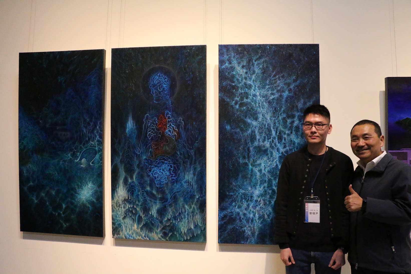 市長侯友宜(右)鼓勵油畫類第1名鄭慎尹(左)，並與其作品《芳蘭山風景》合照