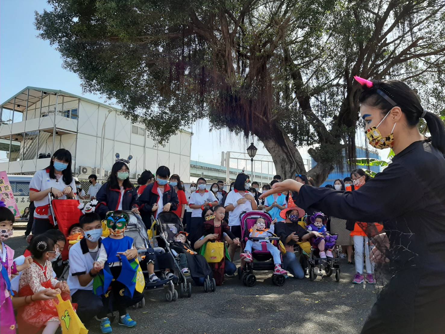 愛心社同學帶小天使表演我愛萬聖節