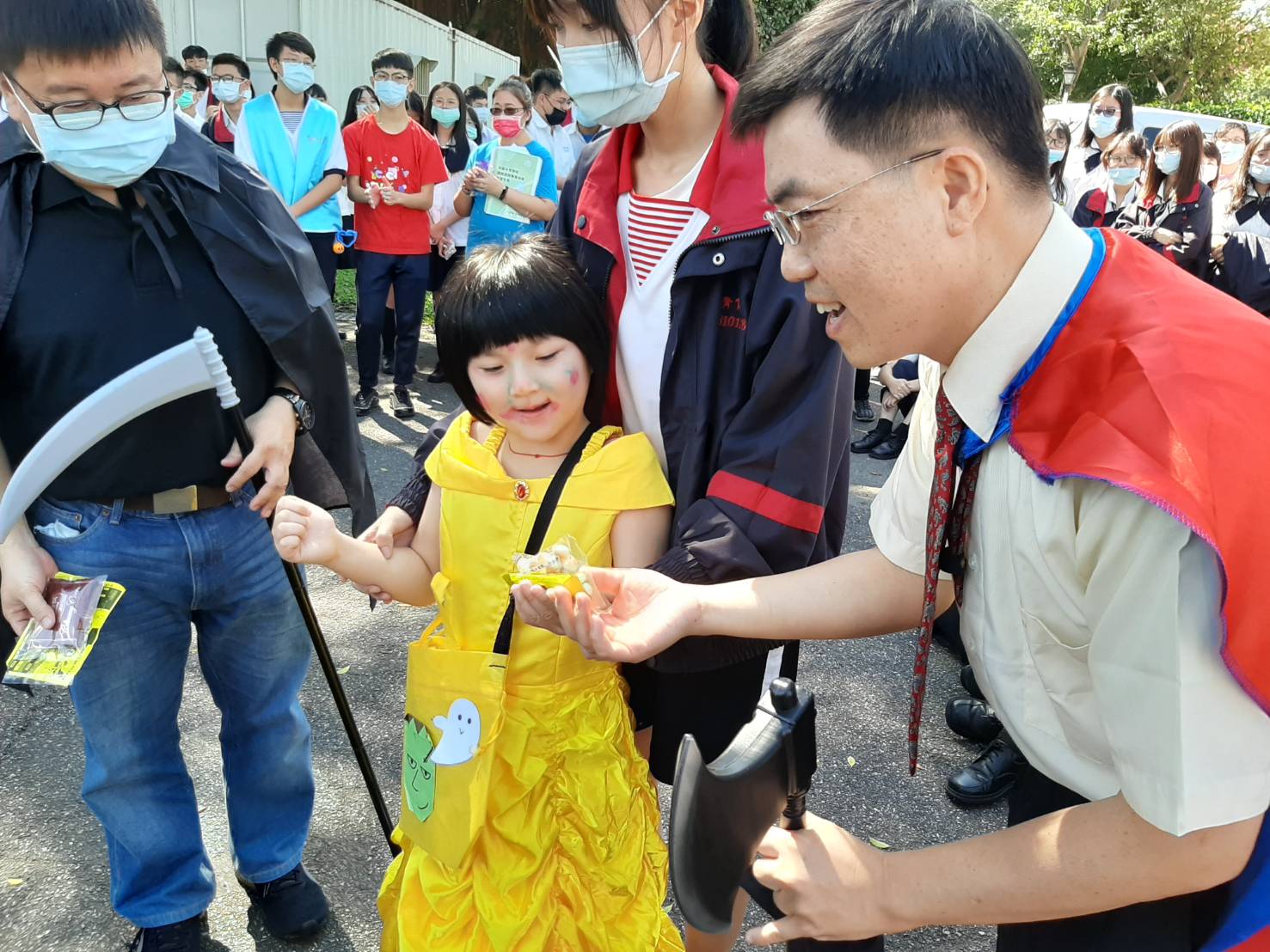 清傳高商校長林怡宏發糖果給小嫻等人