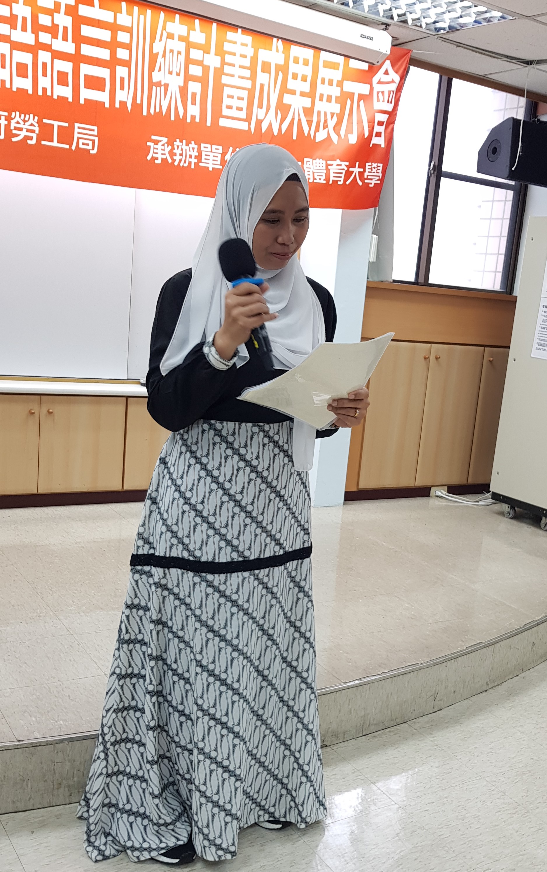 印尼學員咪咪在雇主的支持下報名參加華語課程，她表示課堂上所學到的華語非常實用，未來回印尼後想要當導遊