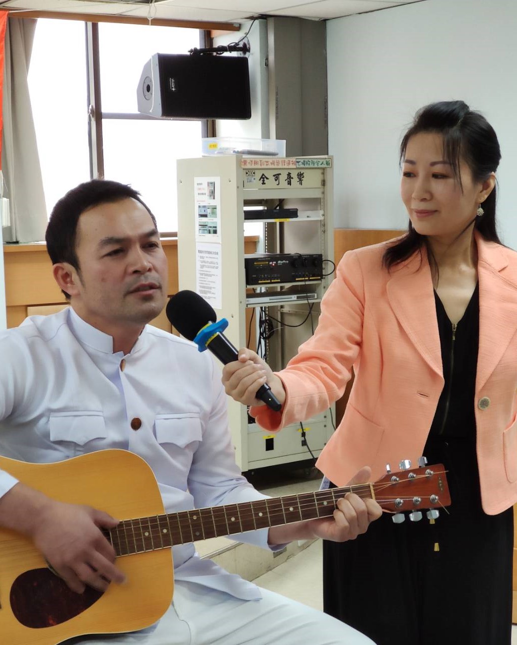 泰國劉德華阿替瓦在結訓成果發表會自彈自唱「謝謝你的愛」