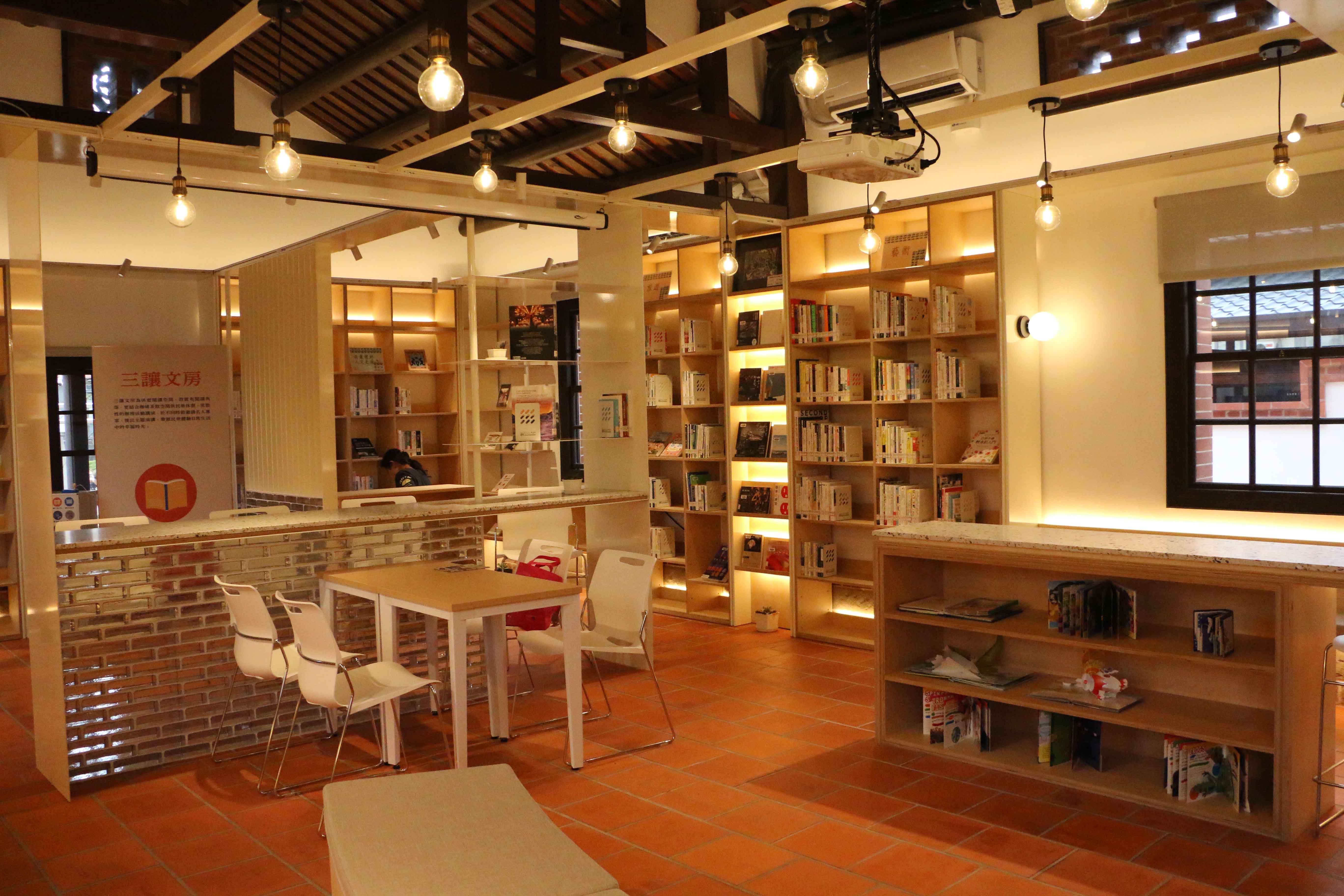 五股守讓堂內的「三讓文堂」為休憩閱讀空間，更結合咖啡茶飲空間供民眾閱讀休憩