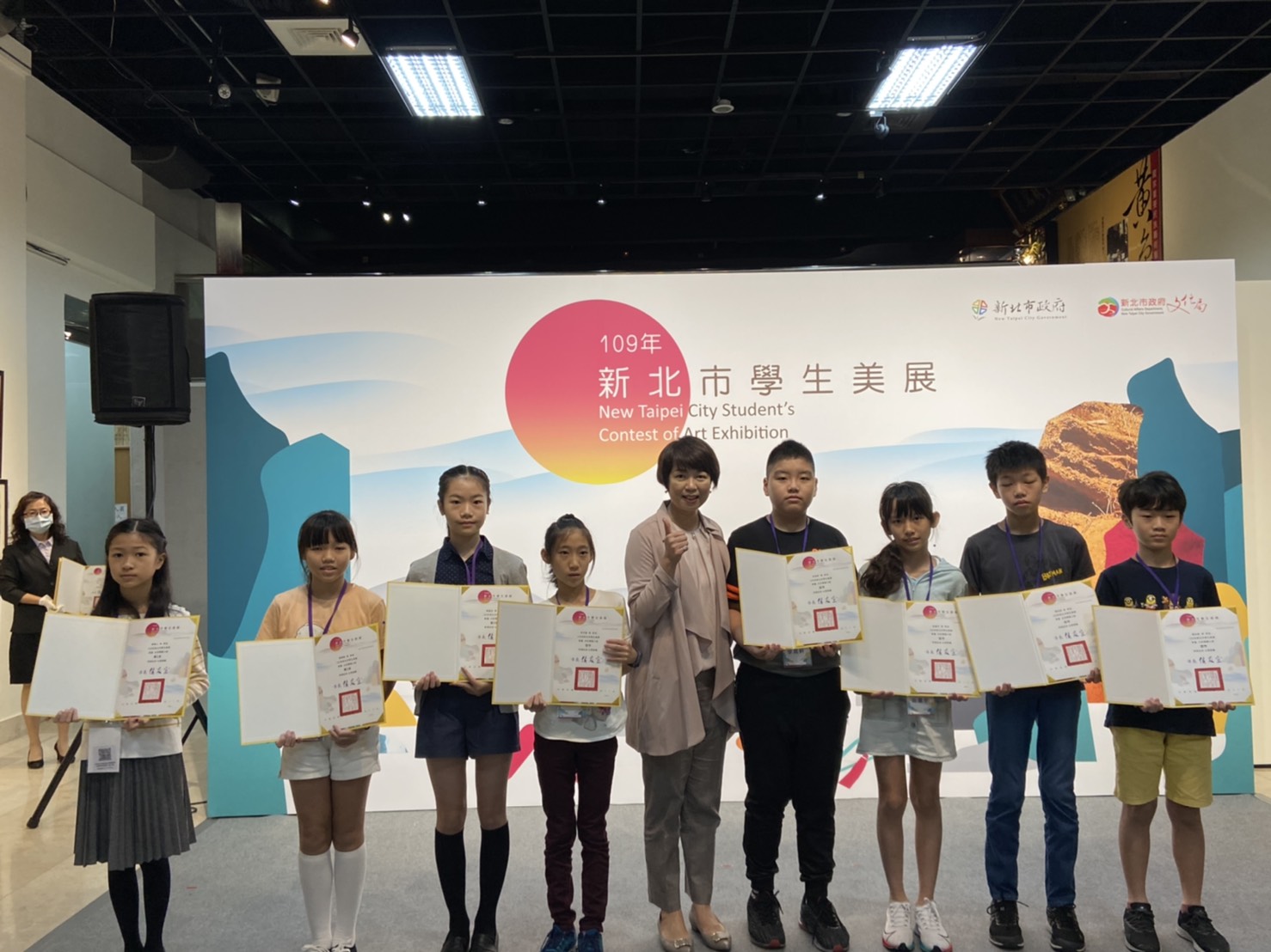 文化局長龔雅雯（左五）為水彩類獲獎學生頒獎