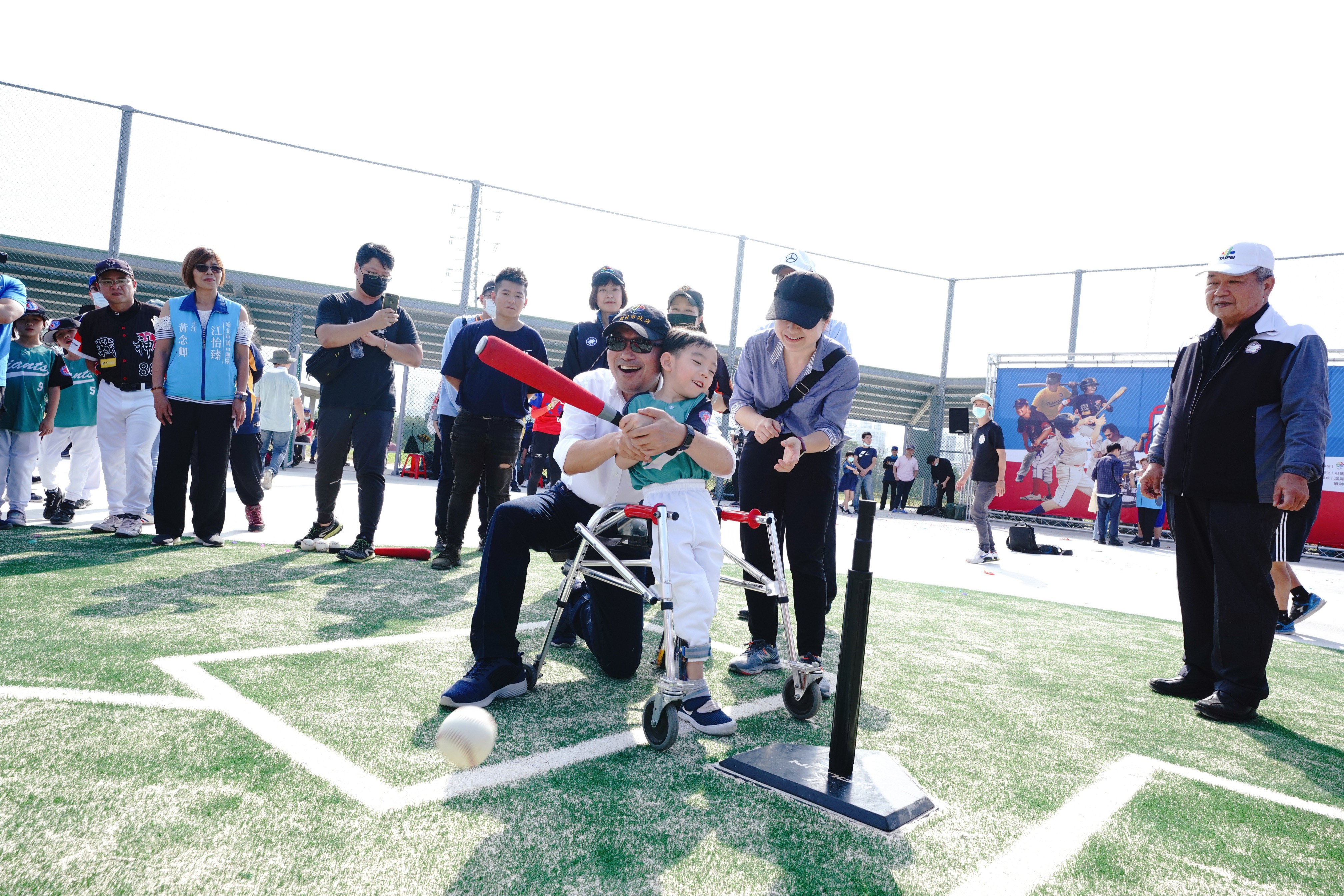 全國首座專為身障人士量身打造鹿角溪身障棒壘球場，今（22）日啟用