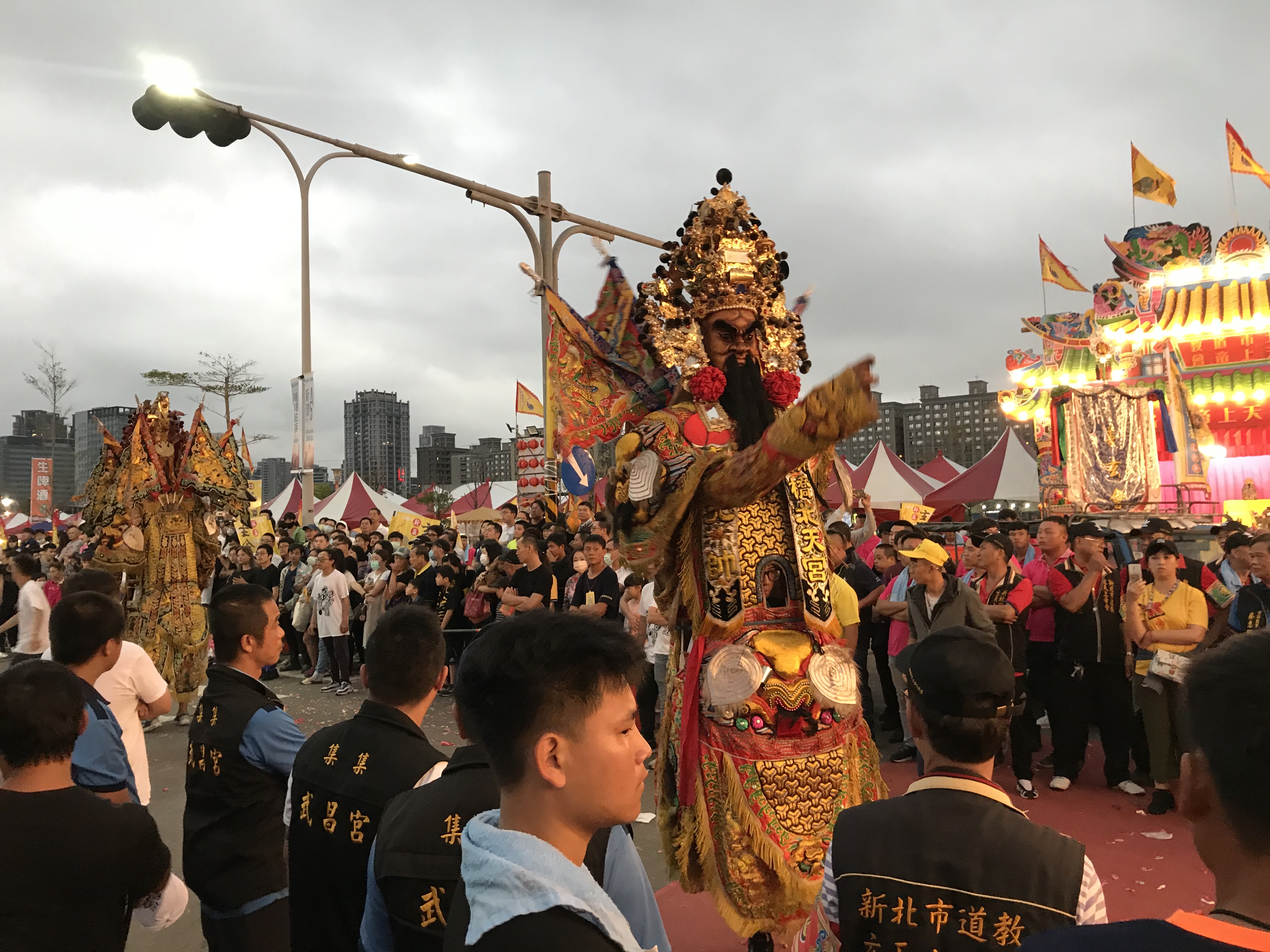 現場邀全臺灣上百家供奉玄天上帝宮廟熱鬧展開慶祝。