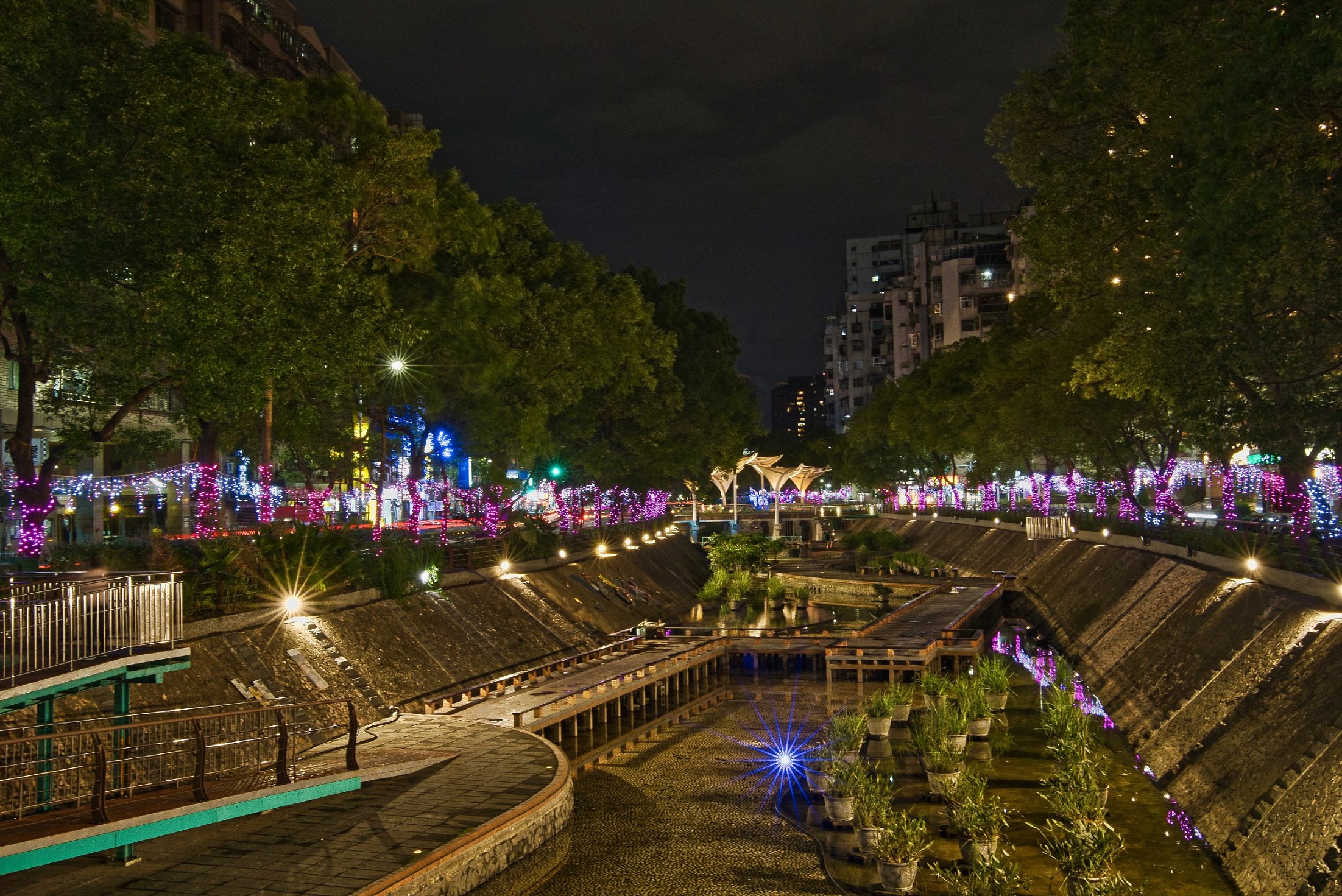 中港大排耶誕燈海由12月1日起由自立廣場至中原路首先亮麗登場