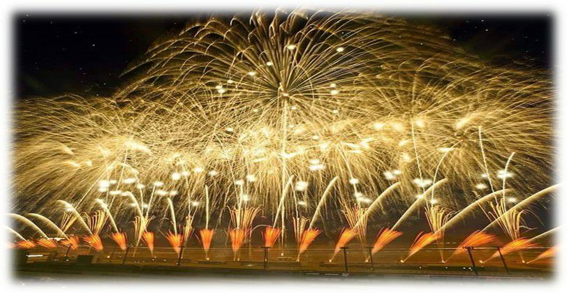 八里婚紗廣場、淡水金色水岸邊都可以觀賞到完整的煙火表演，歡迎市民朋友一同來八里淡水迎接2021年的到來(煙火示意圖)