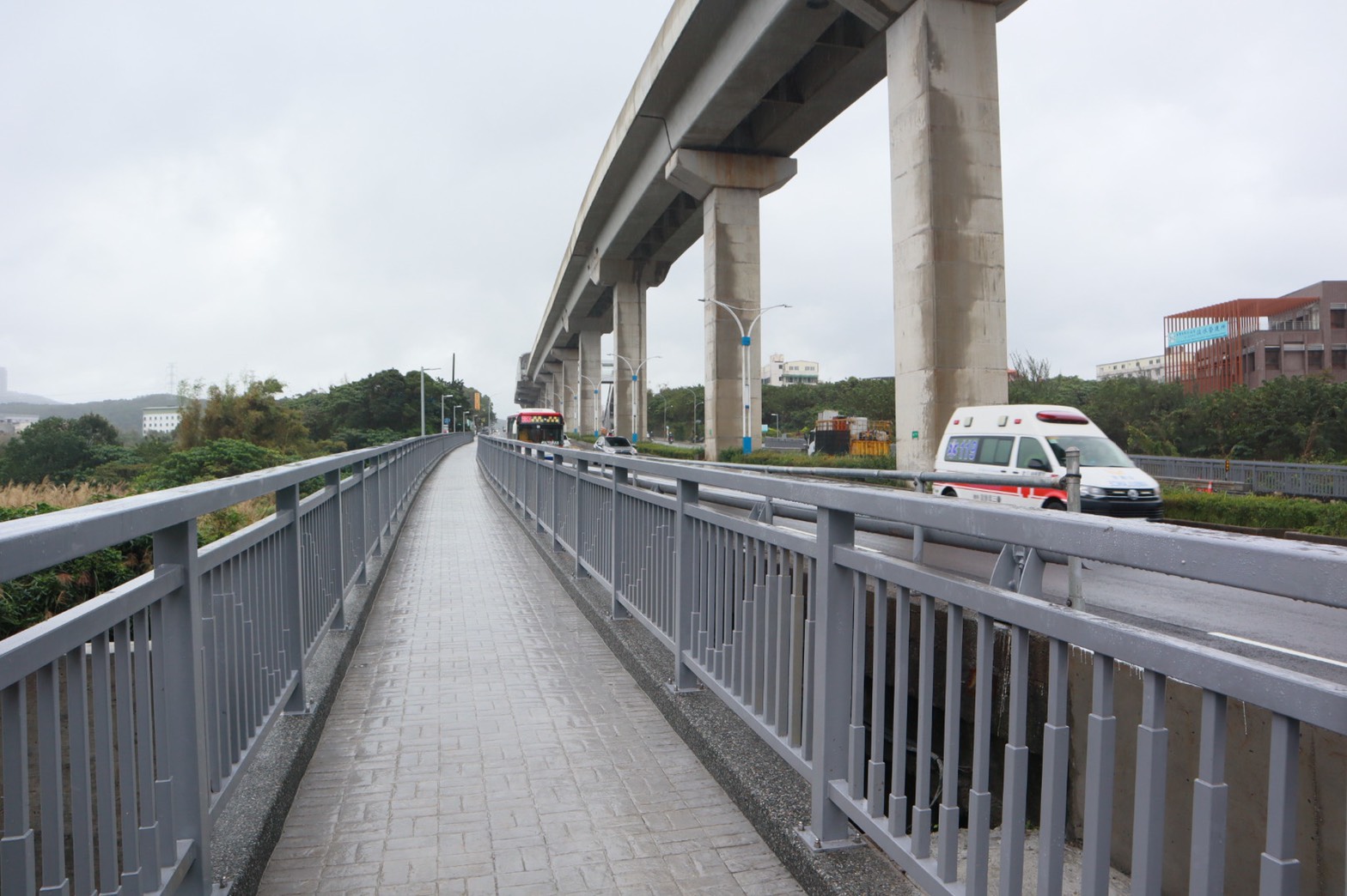 養工處在淡金路沿線完成各段人行道平面打通、拓寬，同時新設7座人行橋串聯人行動線。