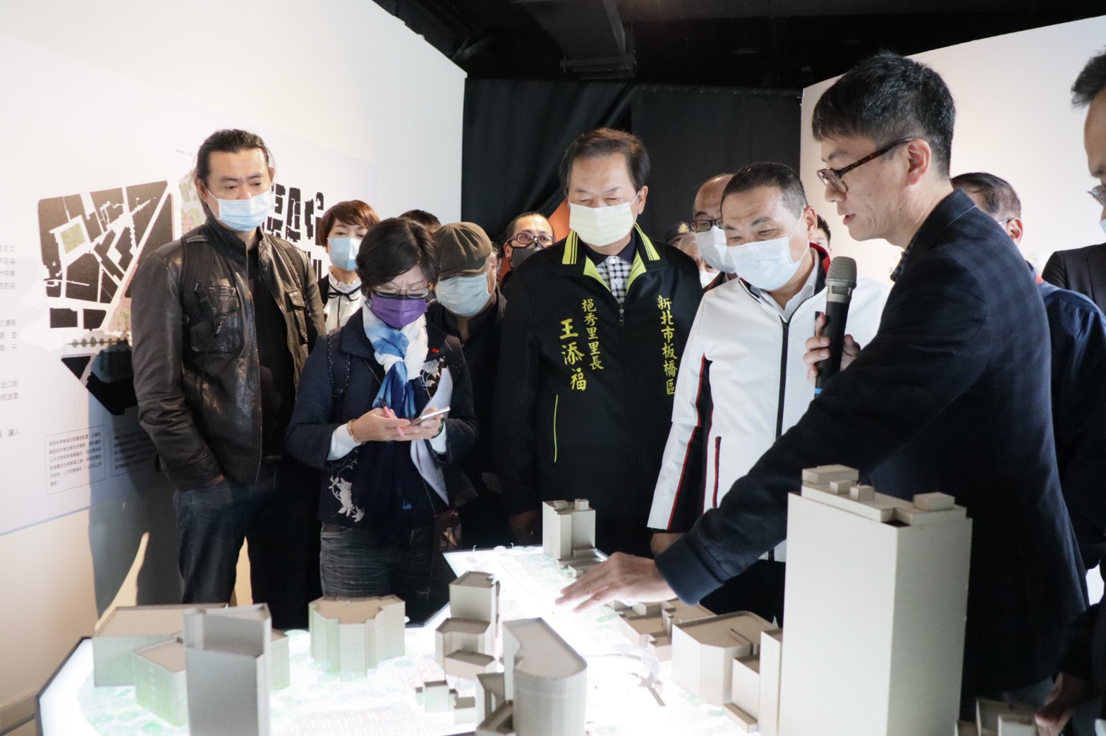 「府中雙城 城市願景展」開展，本案規劃建築師陳漢儒正在向新北市長侯友宜說明「府中雙城」的設計理念。