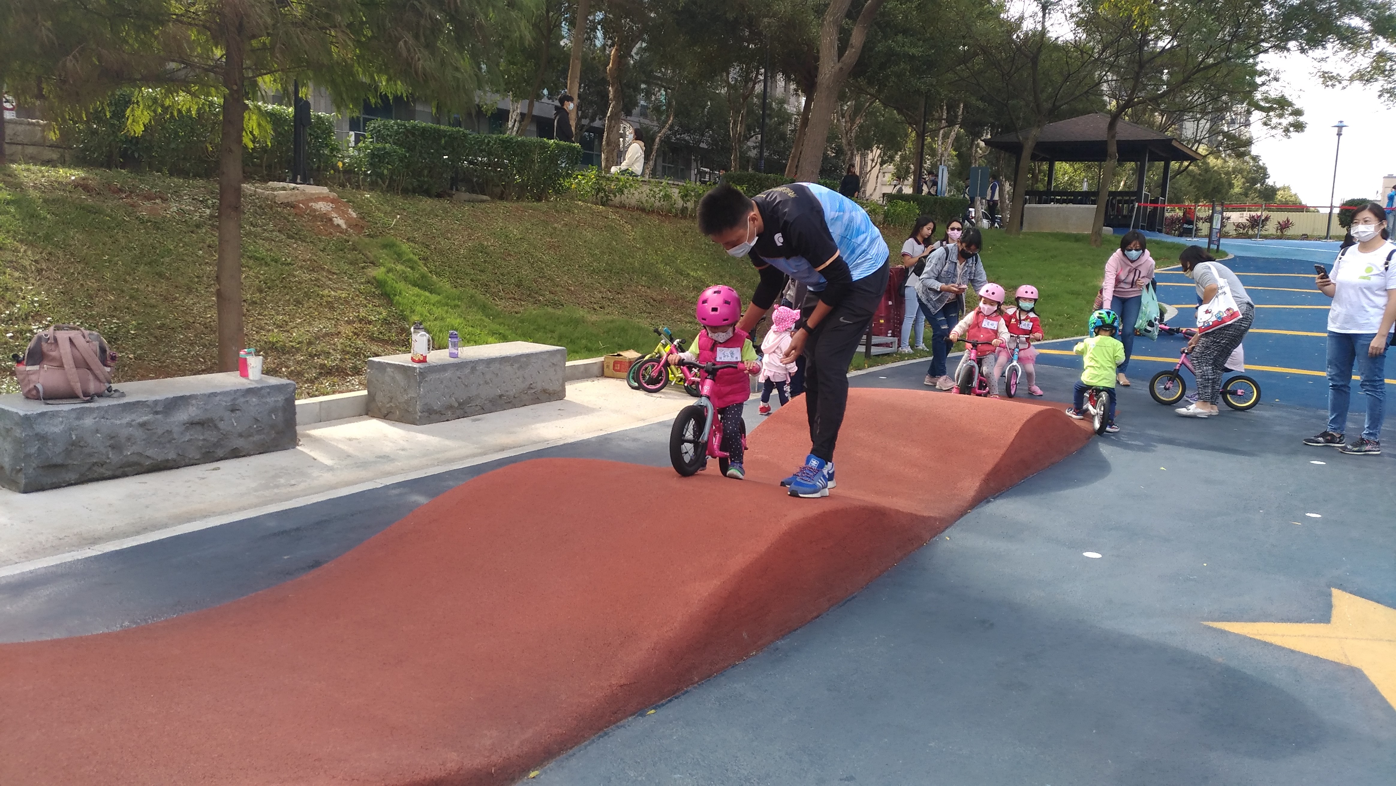 立言公園讓孩童在學腳踏車同時如同在星際遨遊