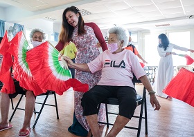 貢寮新住民向當地老年人傳授異國舞蹈，呈現多元文化融合之美。