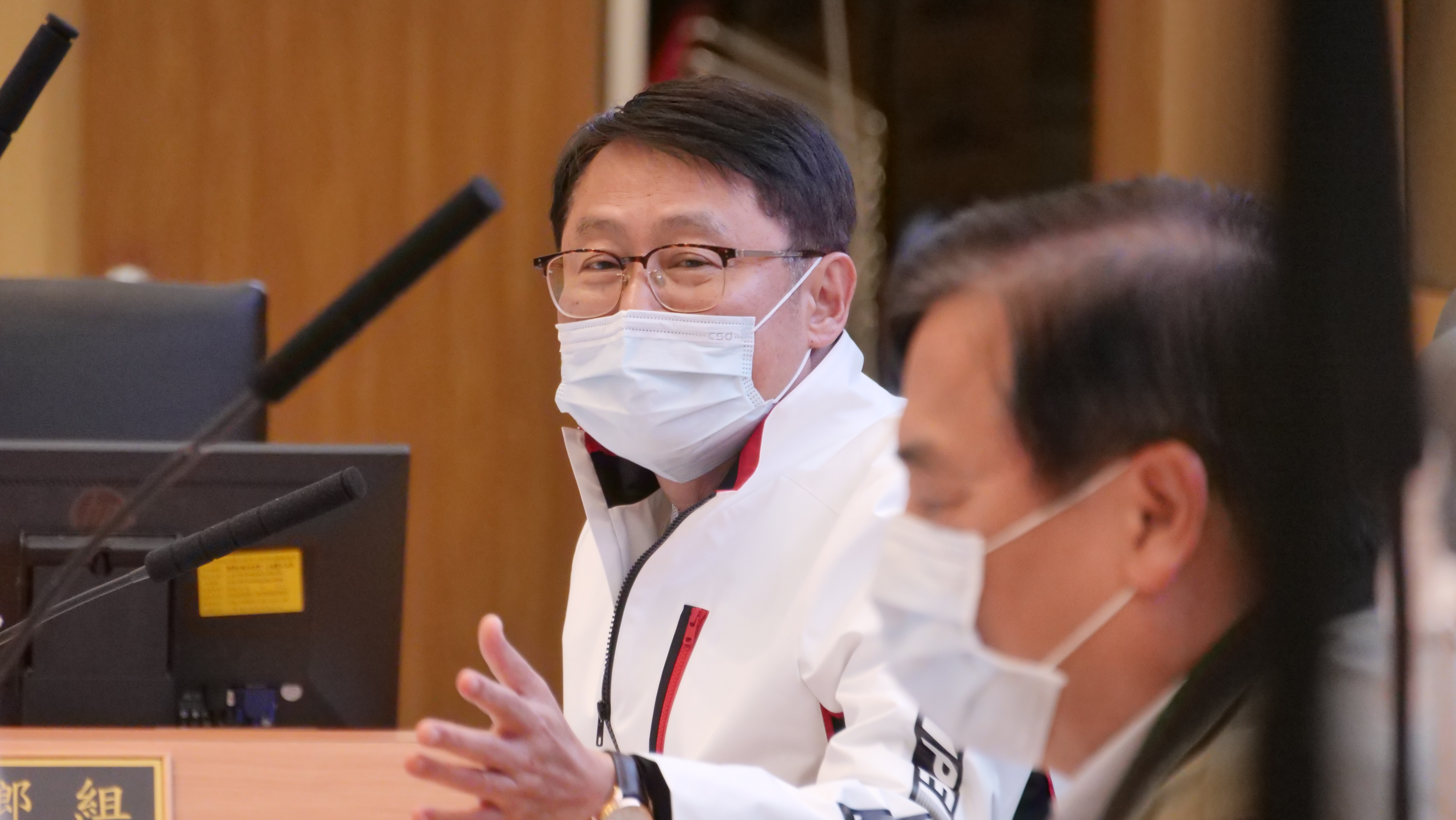 新北市副市長陳純敬上午主持道安會報，指示相關局處針對施工單位提報的交維計畫，務必從嚴審查。