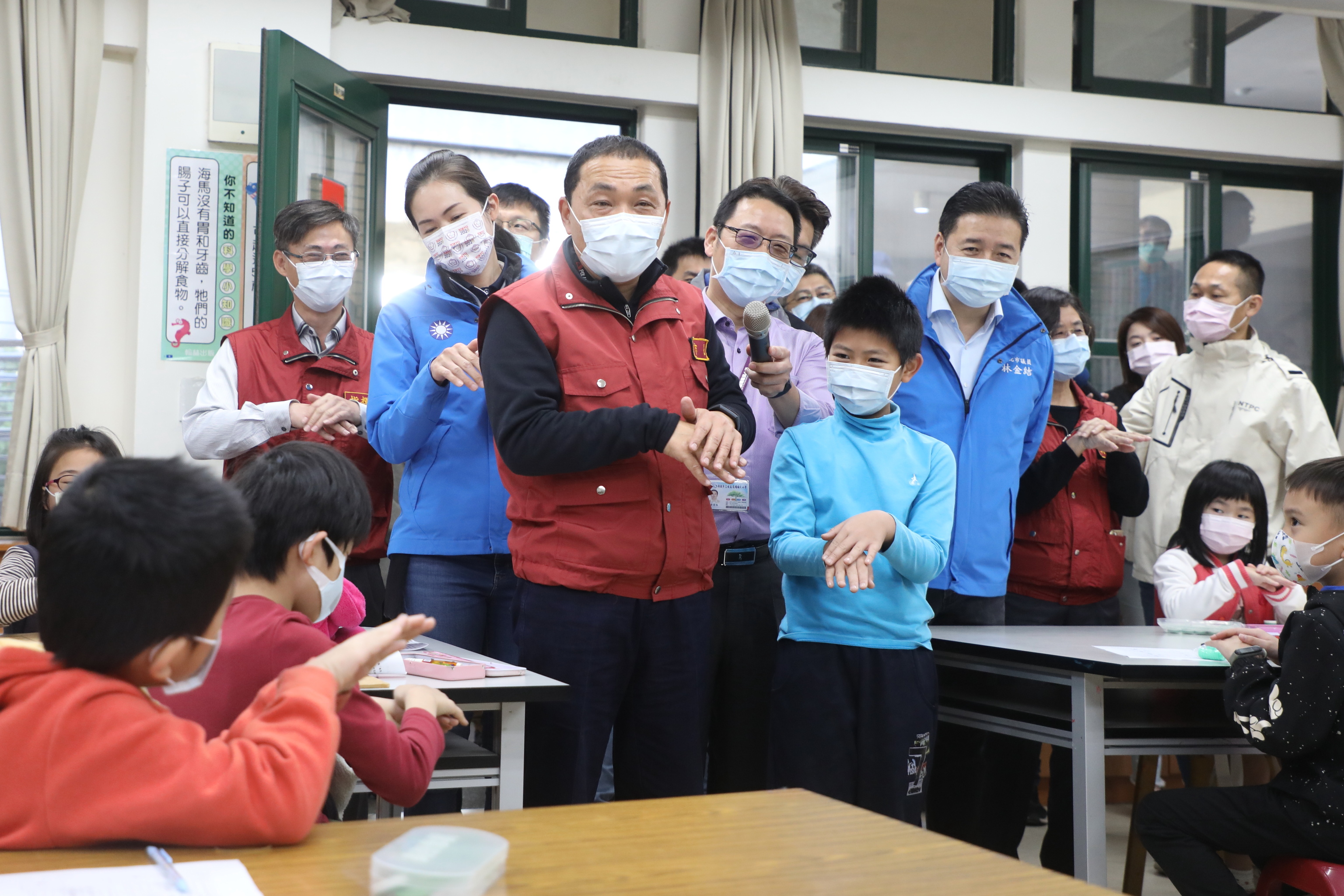 侯友宜市長關心學校寒假活動防疫措施，叮嚀學童確實做好個人清潔。