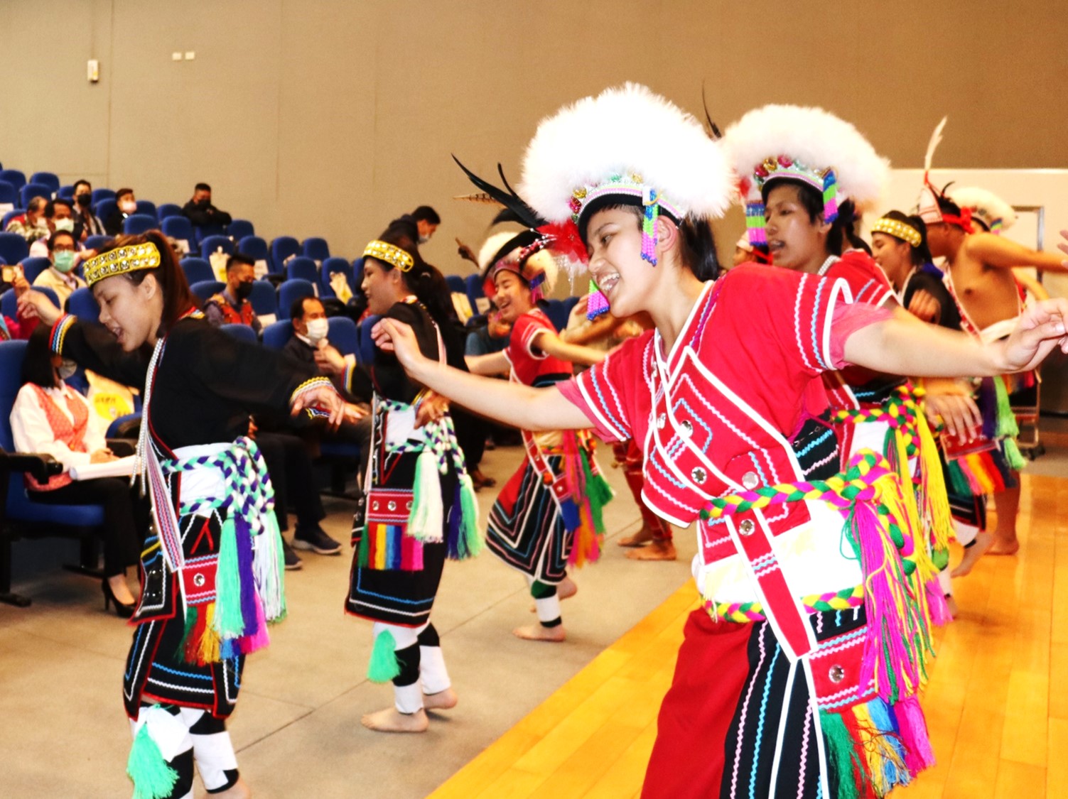 樹林高中原住民藝能班演繹花蓮縣光復鄉太巴塱部落豐年祭儀式。
