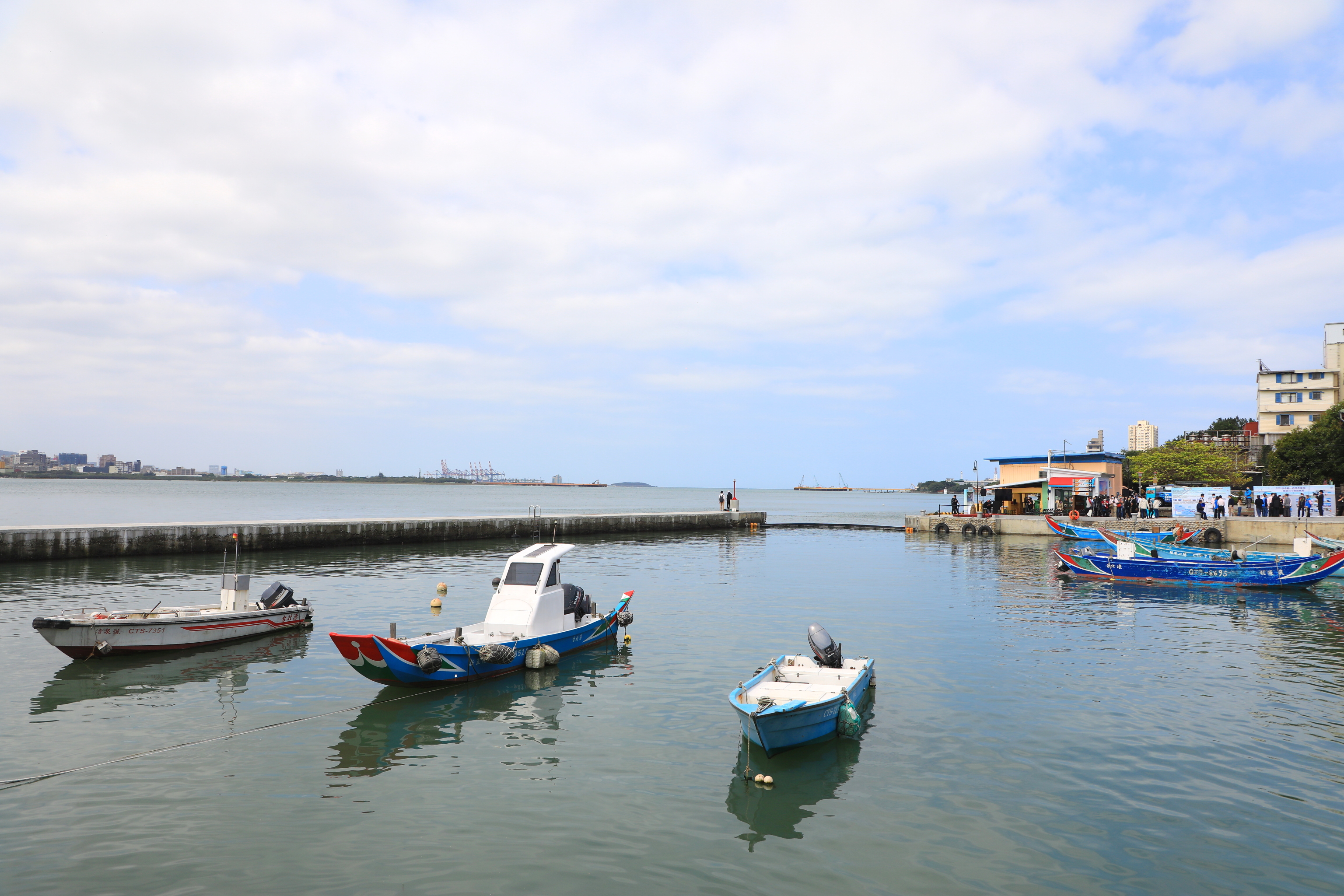 在新北市145公里長的海岸線上計有28座漁港，是臺灣本島最多漁港的縣市。