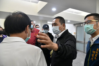 市長侯友宜晚間前往板橋殯儀館慰問於太魯閣號出軌事故中喪生的蔡姓罹難者家屬