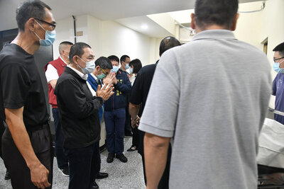 侯友宜慰問罹難者家屬並指..