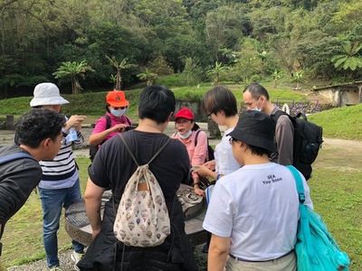 社區導覽員帶領遊客遊覽社區