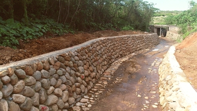 塊石堆疊護岸施工後，水安全生態兼顧