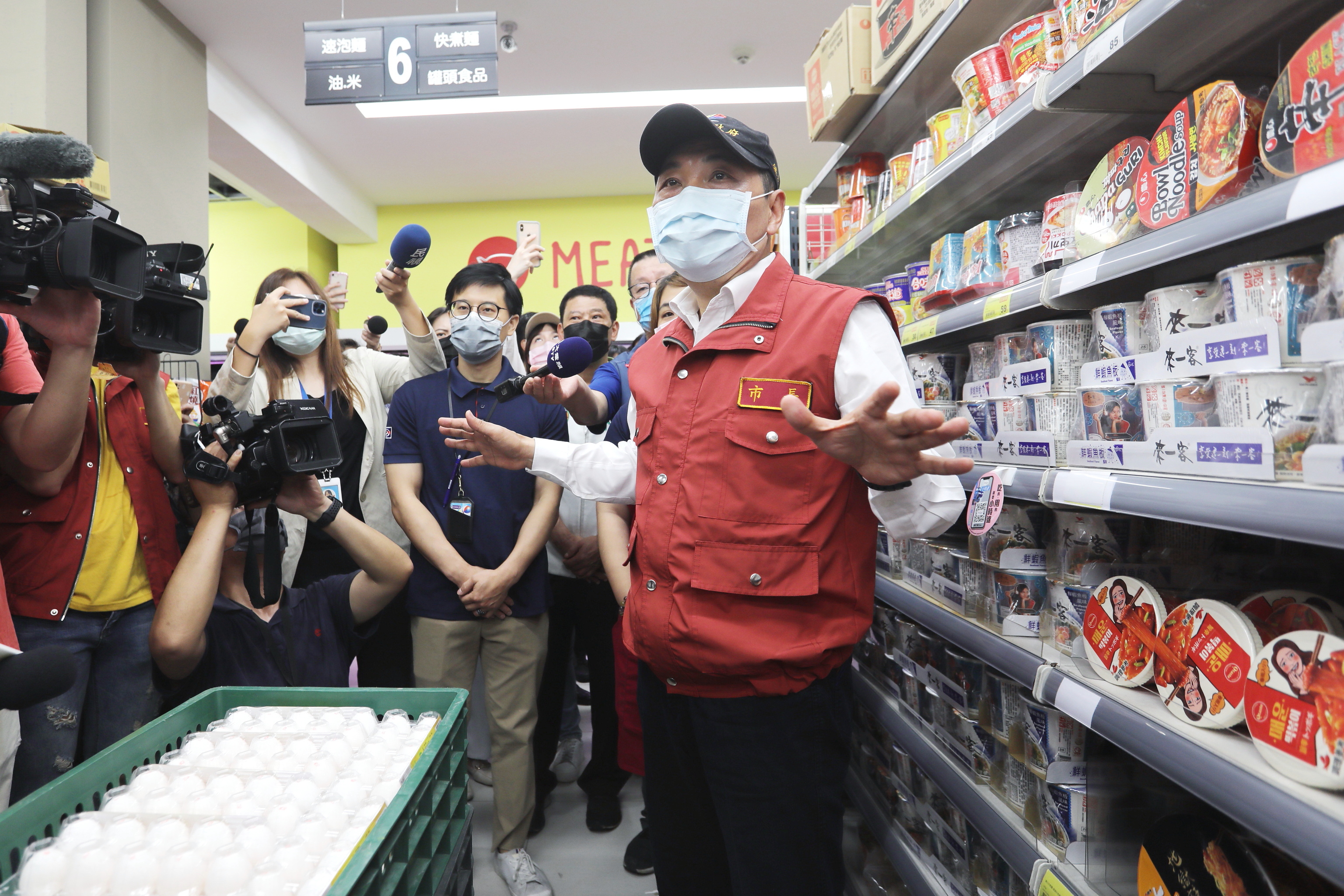 侯友宜視察超市，確認防疫及民生物資充裕。