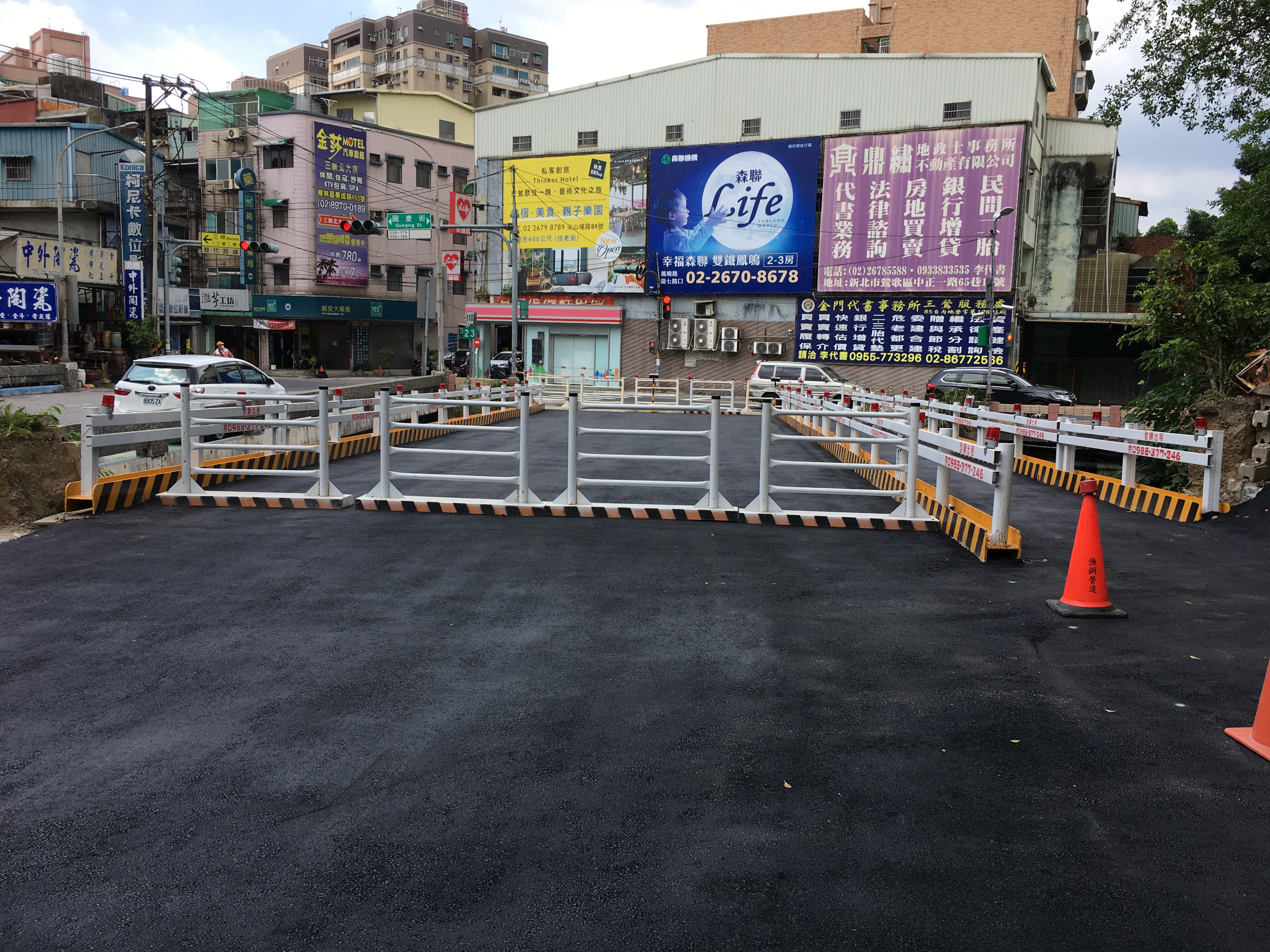 鶯歌重慶橋改建前,新工處在既有橋梁旁先施作一座臨時鋼便橋,自7/17起至明年1月提供行人及小型車輛通行,大型車輛請繞行鶯歌建國路或中正二路。