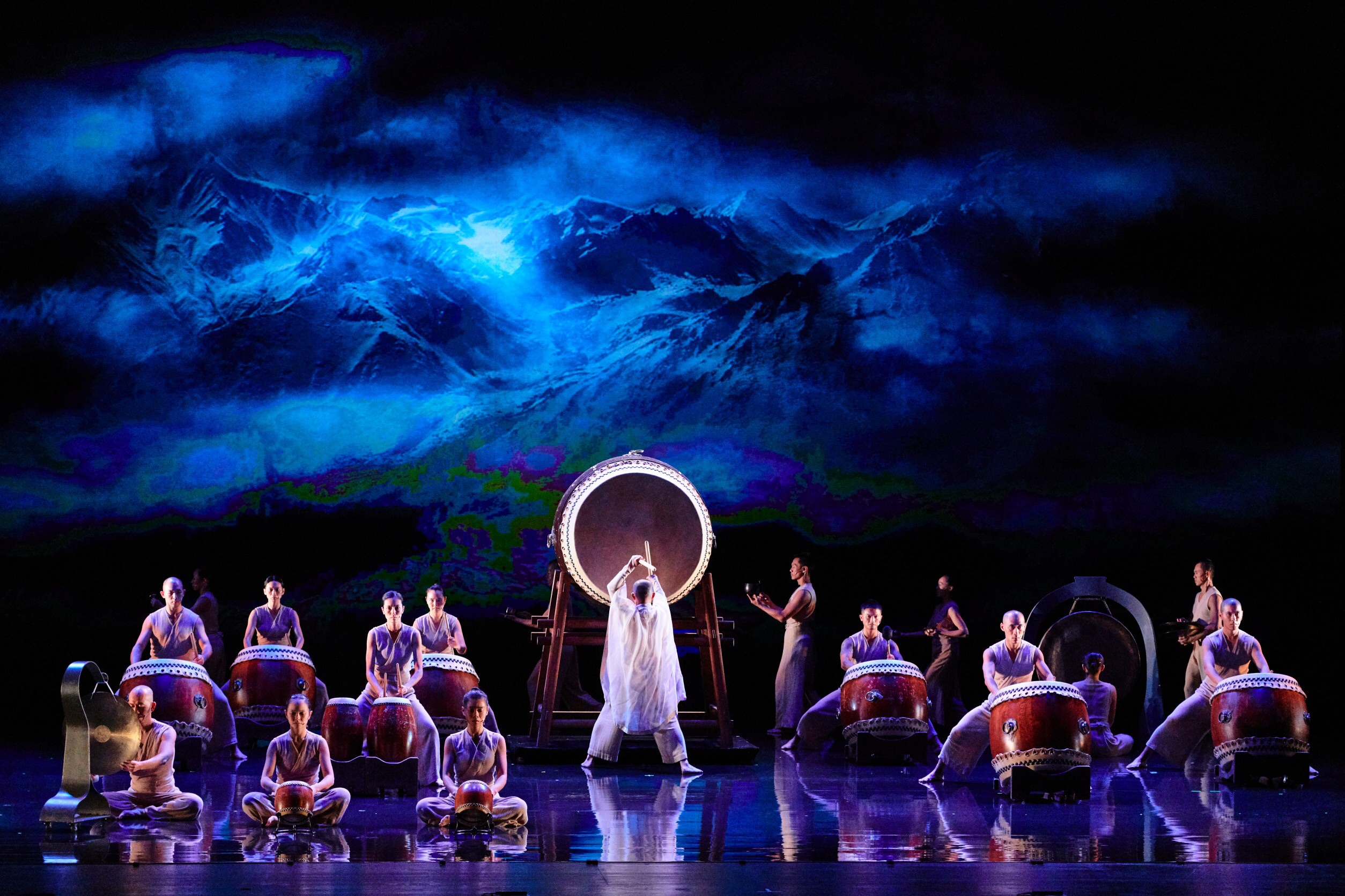 優人神鼓於2020年在國家戲劇院演出「與你共舞」(圖片來源優人神鼓提供)