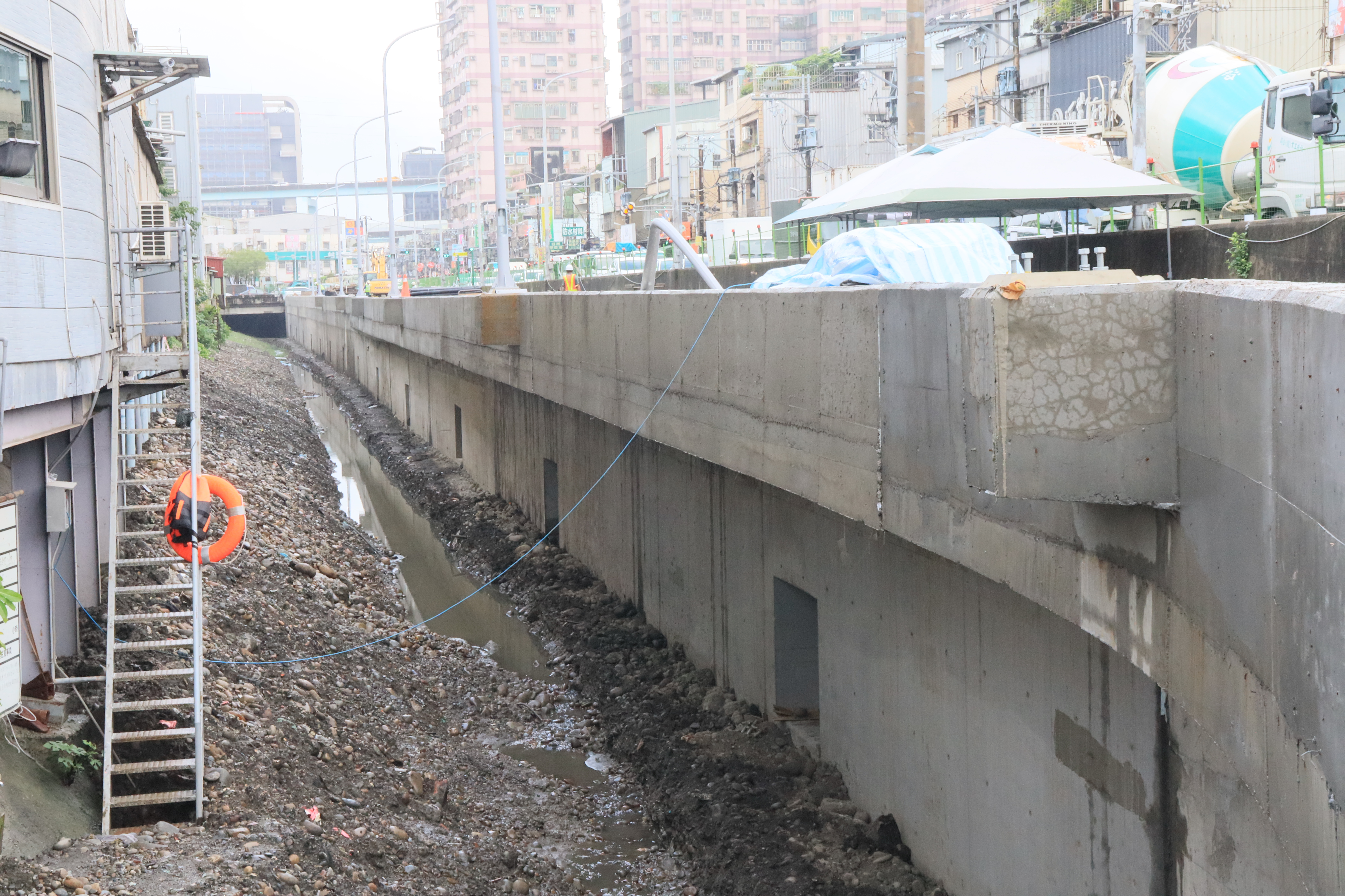土城亞洲路拓寬工程目前已於防汛期前施作完成排水箱涵並通水，讓大安圳在颱風期間排水渠道順暢。
