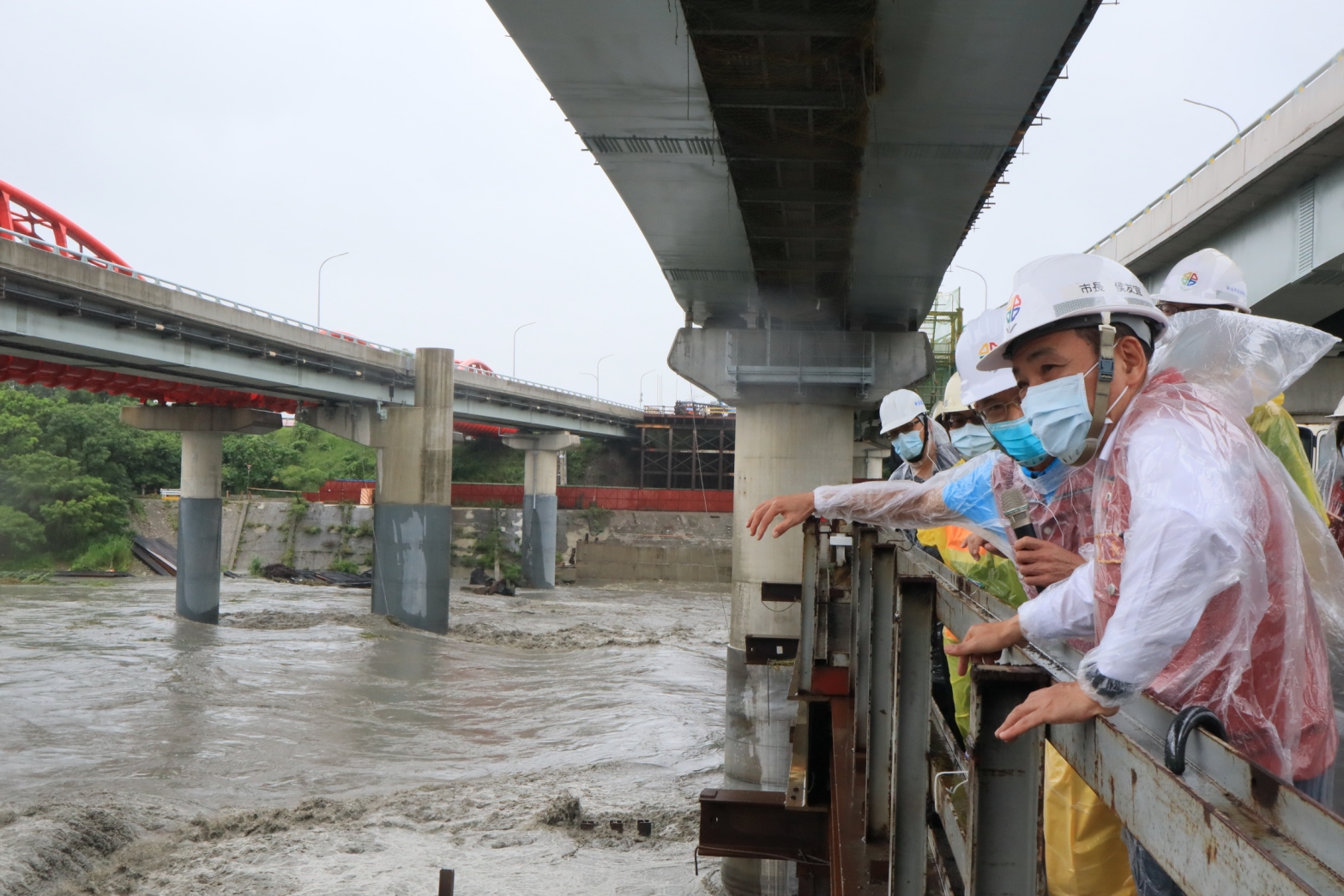 工務局長詹榮鋒（右二）向市長侯友宜說明三鶯大橋工程進度及防颱準備