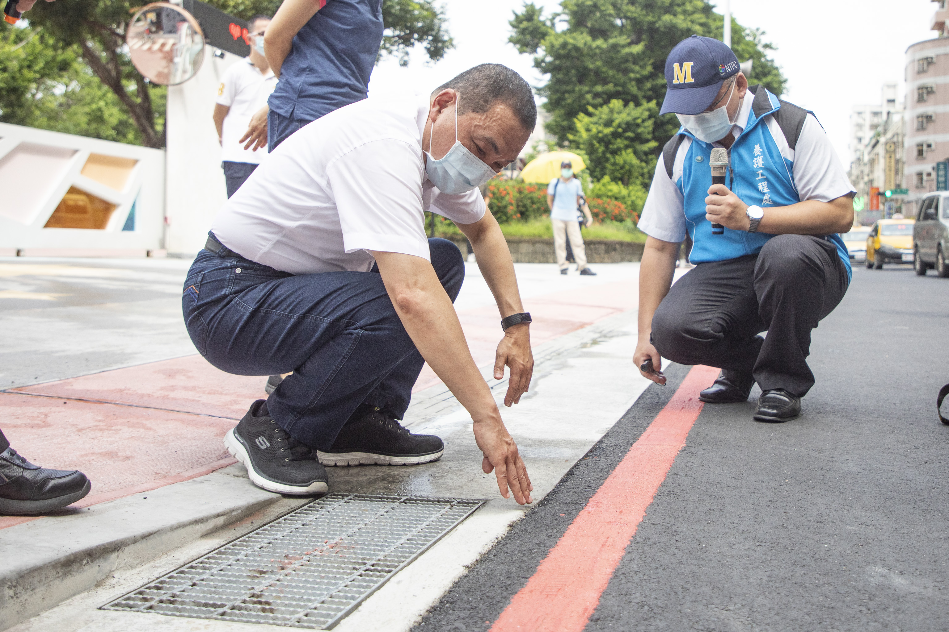 板橋區新埔國中周遭人行道及通學環境進行安全改善，侯友宜市長對於排水側溝也仔細檢視
