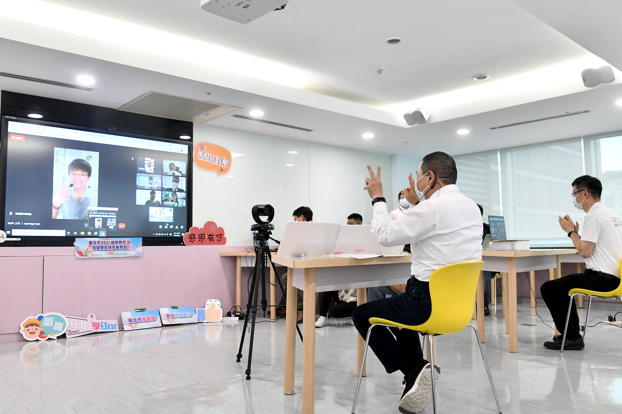 侯友宜市長今(3)日透過雲端視訊嘉許總統教育獎獲獎學生。