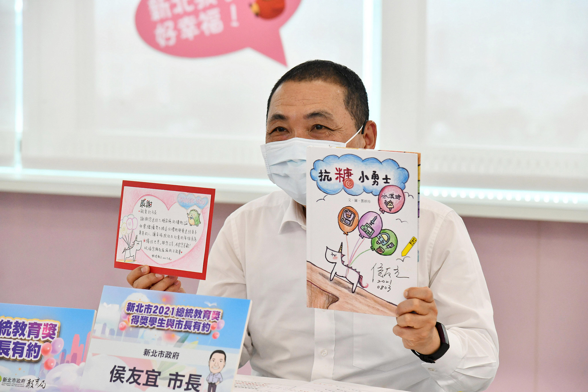 得獎學生鄧妍玲以卡片感謝市長贈禮。