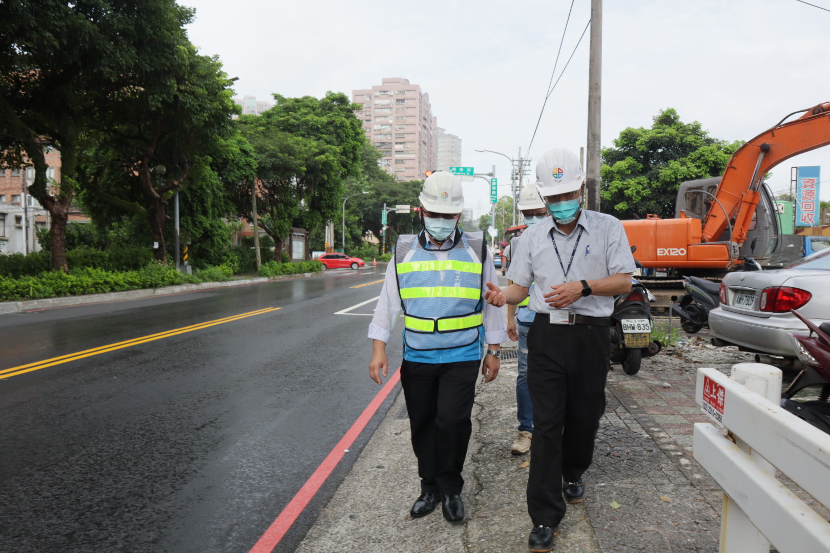 工務局長詹榮鋒（右）與養工處長馮兆麟（左）前往康寧街二期工程視察，圖為人行道現況。