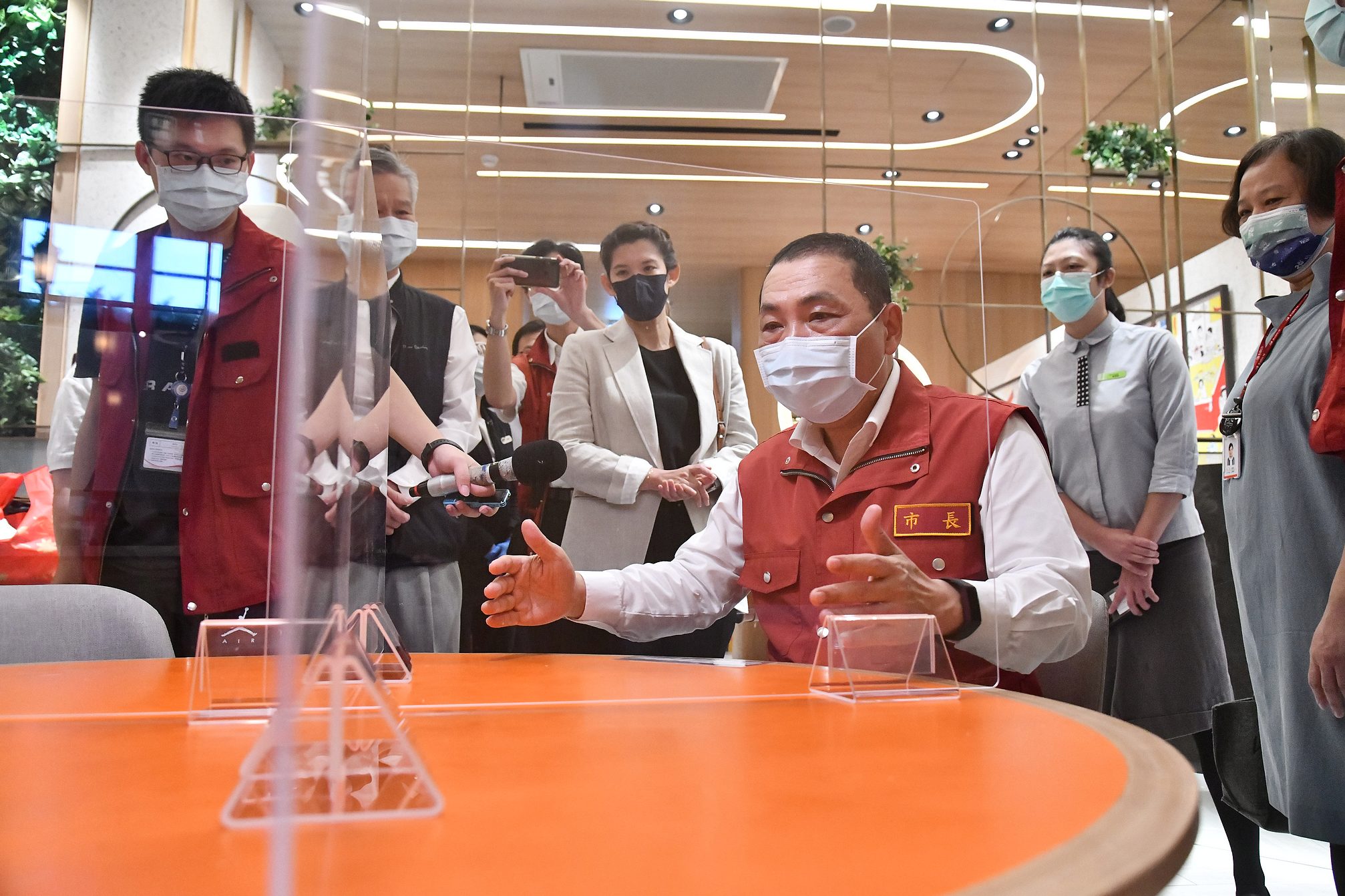 侯友宜視察餐廳內用座位隔板