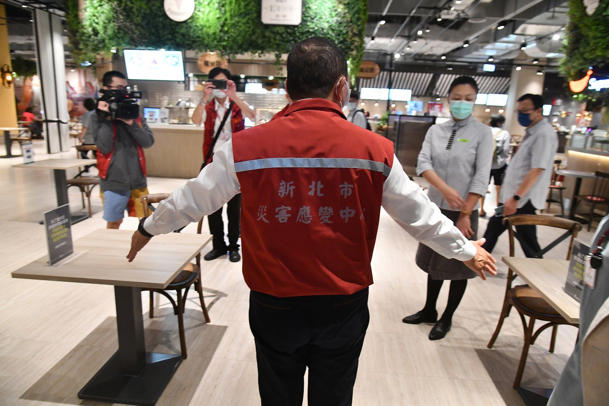 侯市長確認美食廣場座位間隔距離