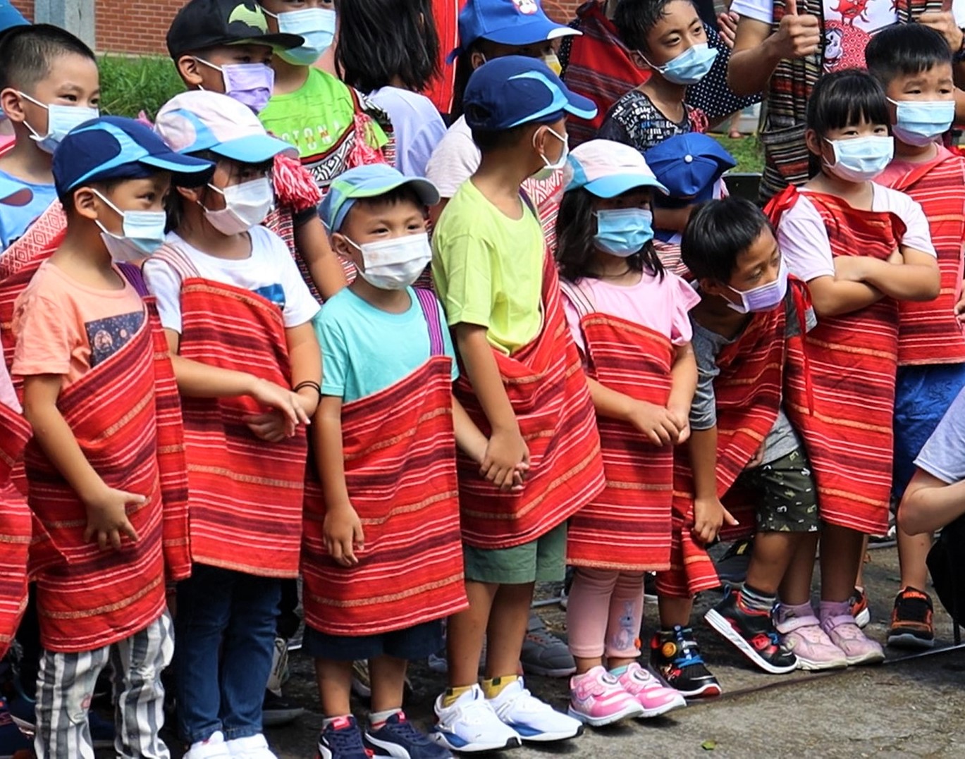 開學囉！德拉楠實小學生們身穿泰雅族披肩合影。