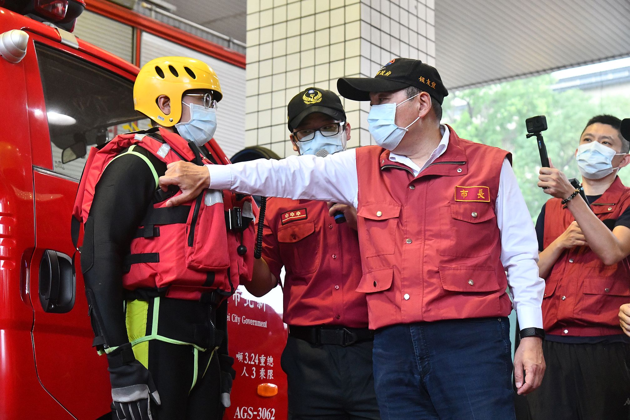 侯市長前往海山消防分隊視察防颱整備工作。