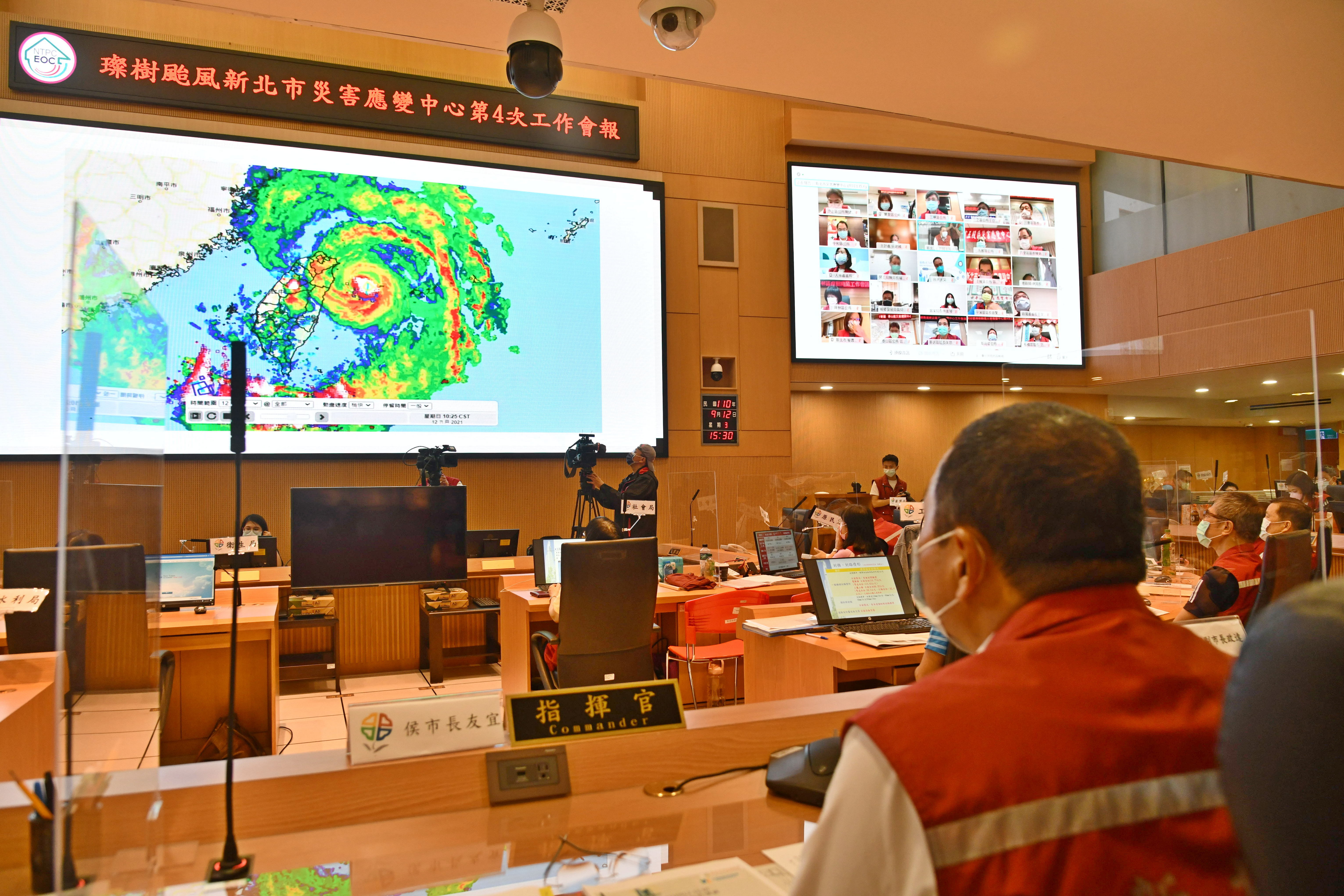 新北市長侯友宜今(12)日下午主持「璨樹颱風第四次工作會報」。