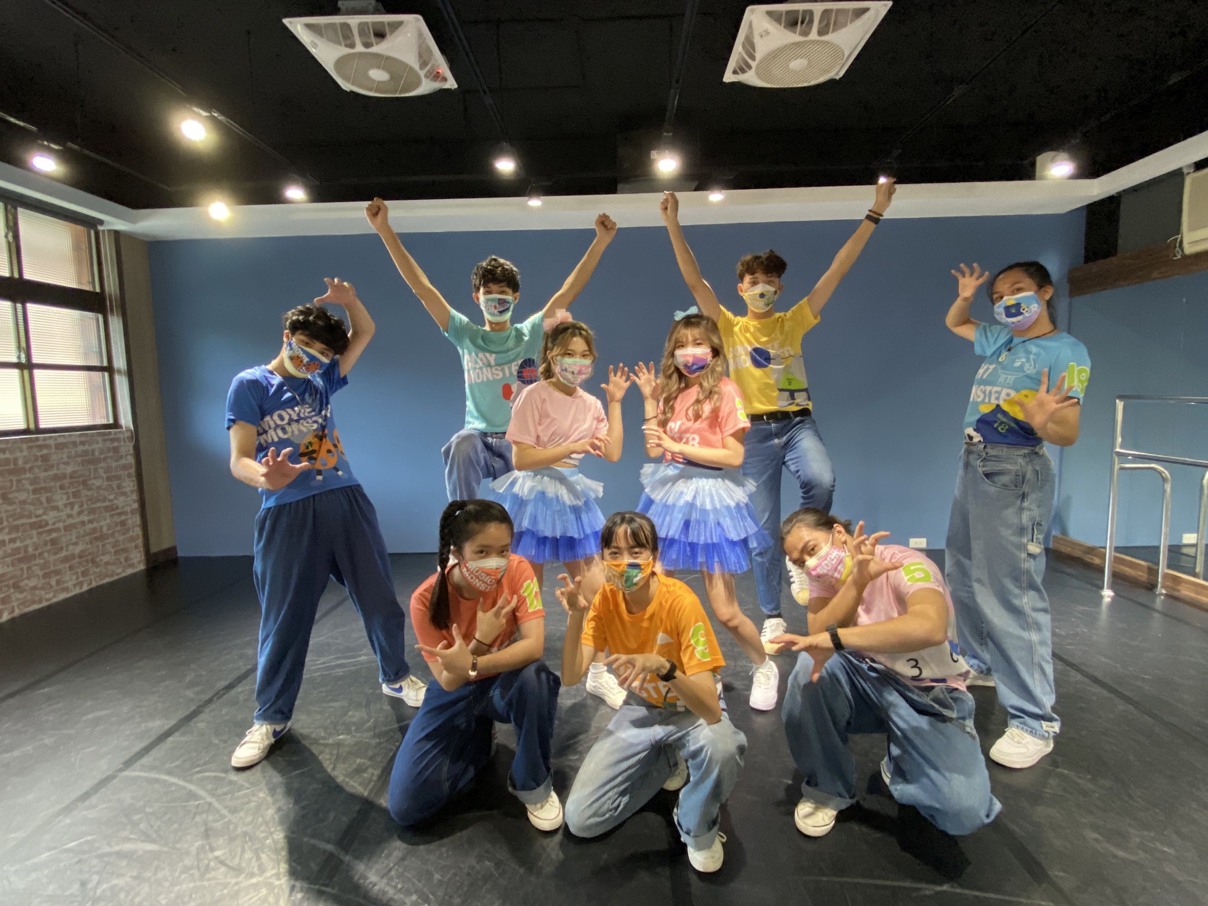 崇右影藝科技大學時尚造型設計系學生組隊「甜點家族」參加活動練習照