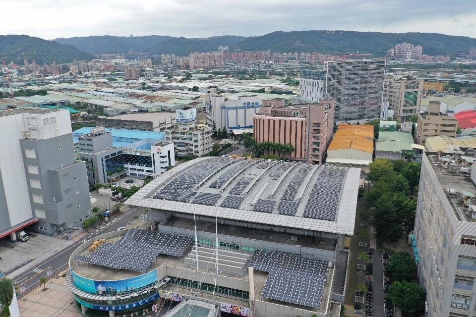 經發局表示設置太陽光電不僅可以售電增加額外收入，頂樓隔熱還可有效降溫2~3度，並具有彈性運用屋頂等優點