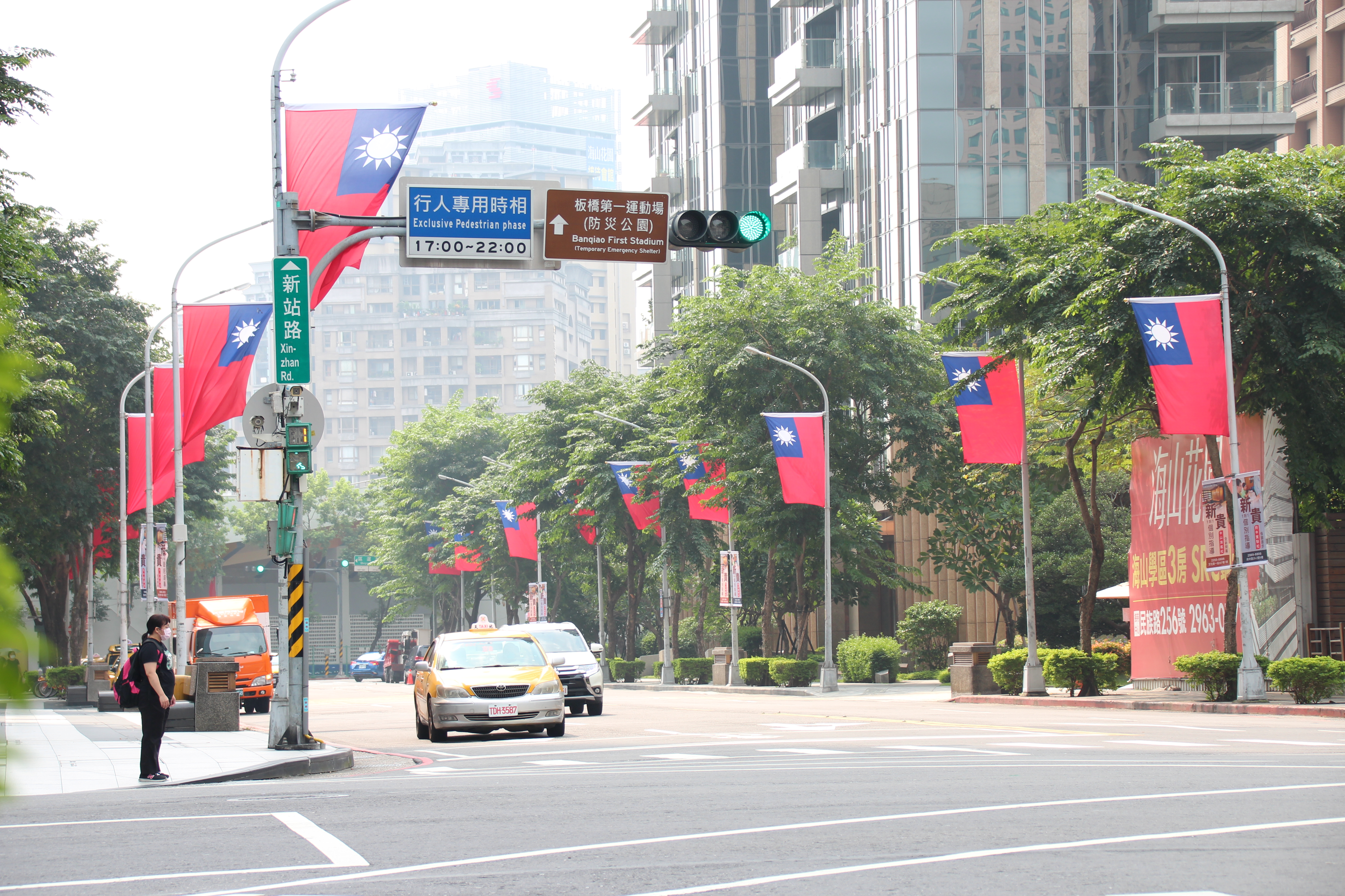 為迎接國慶到來，新北市政府自今(1)日起至10月28日，於市區重要道路、橋樑插掛約10,000面國旗，營造旗海飄揚壯麗景象