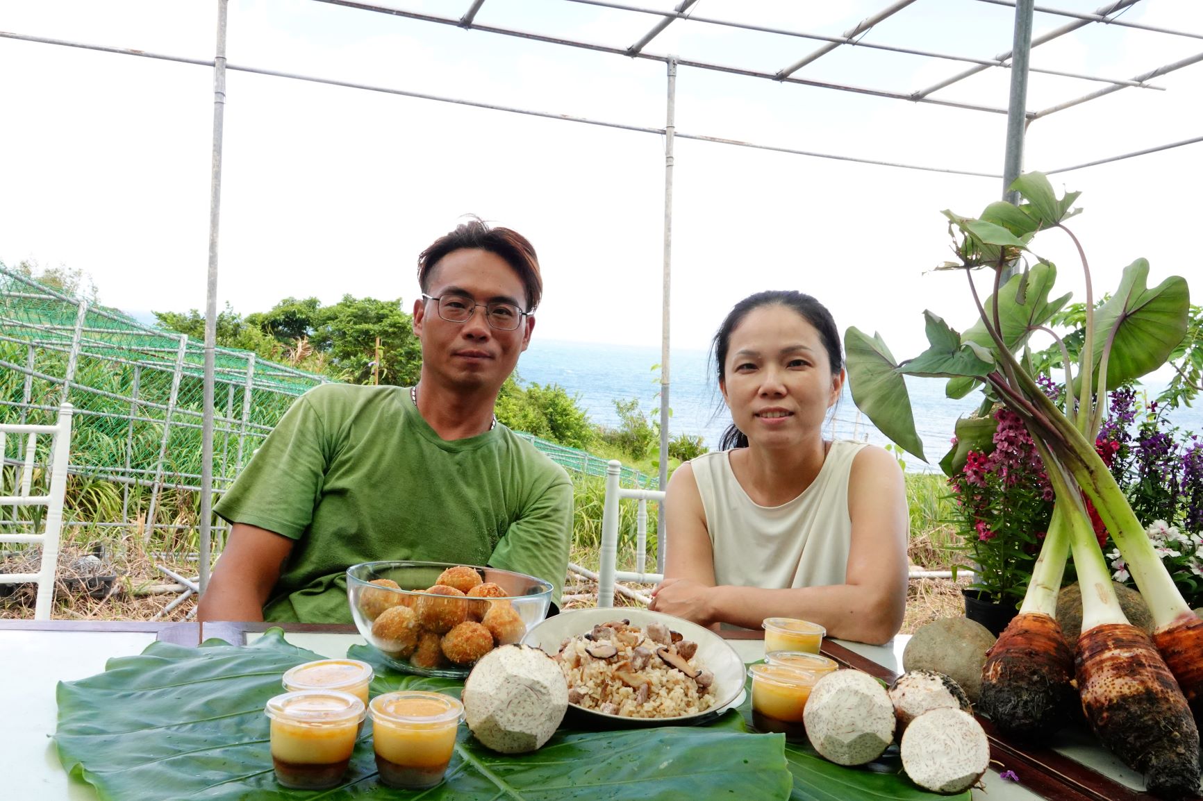 青農王御庭(左)與木人艸食物設計師蘇慧娟(右)合影(照片於三級警戒前拍攝)
