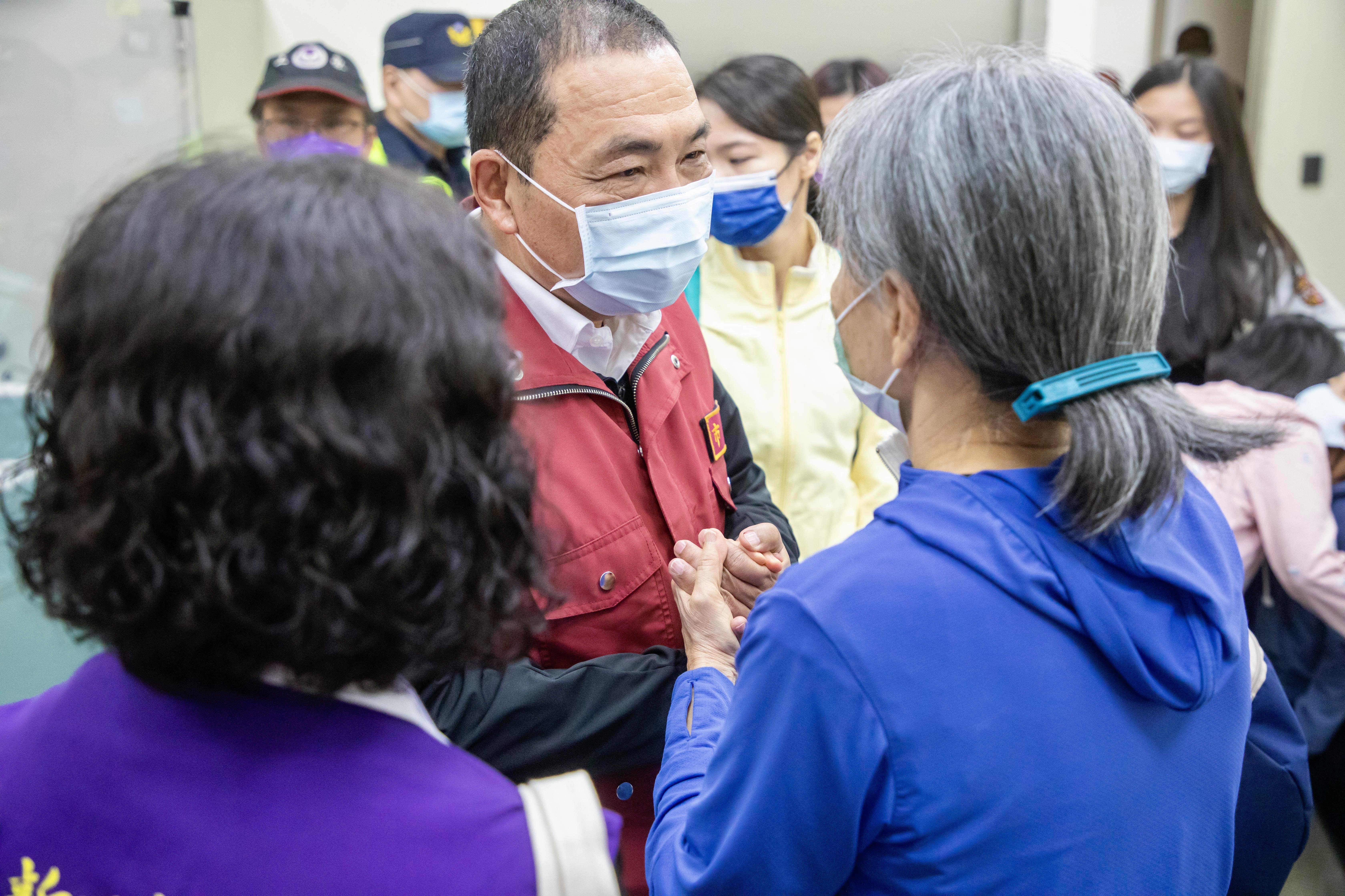 侯友宜市長趕赴基隆市立殯儀館,慰問往生者家屬