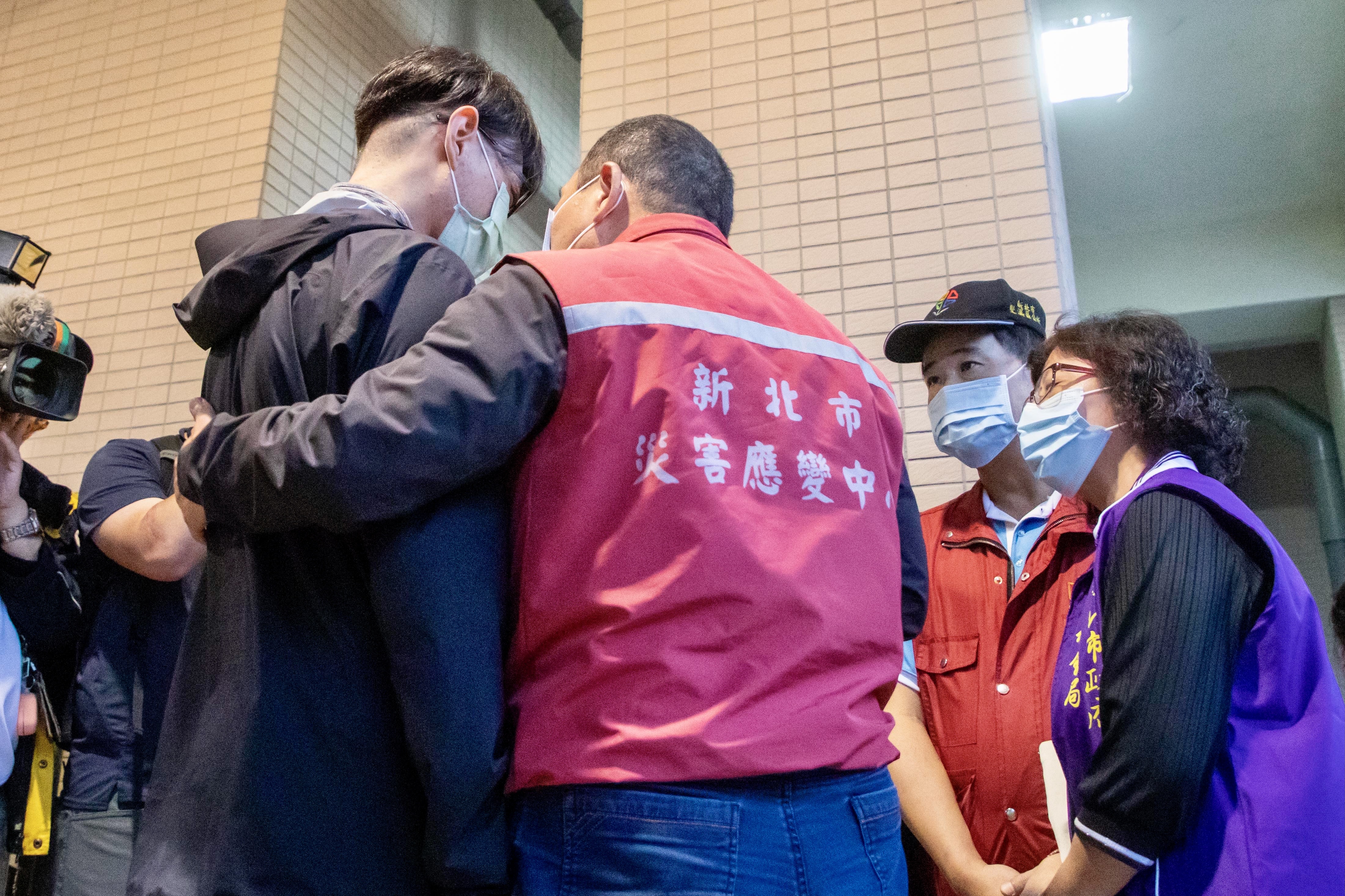 侯友宜市長擁抱慰問家屬