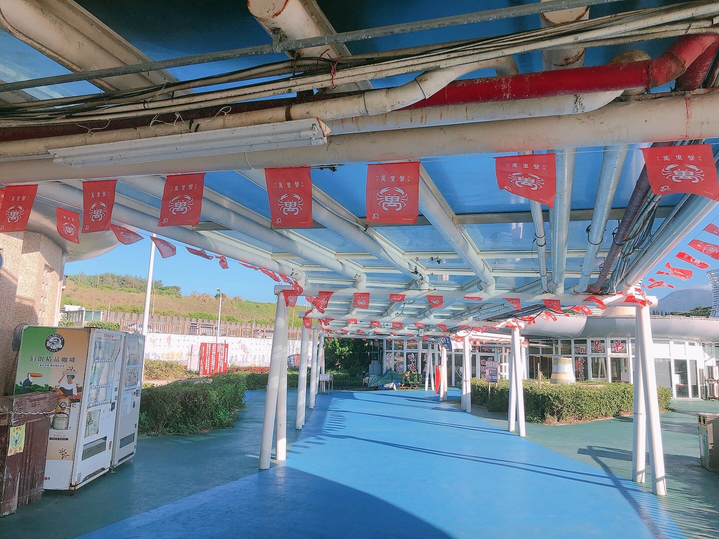 圖四：富基魚市風雨走廊，懸掛萬字旗，在漁港裡多一些喜慶的紅色