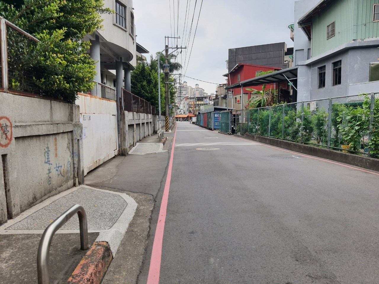 位於塭仔圳重劃區旁的新泰國中通學廊道改善前很不方便