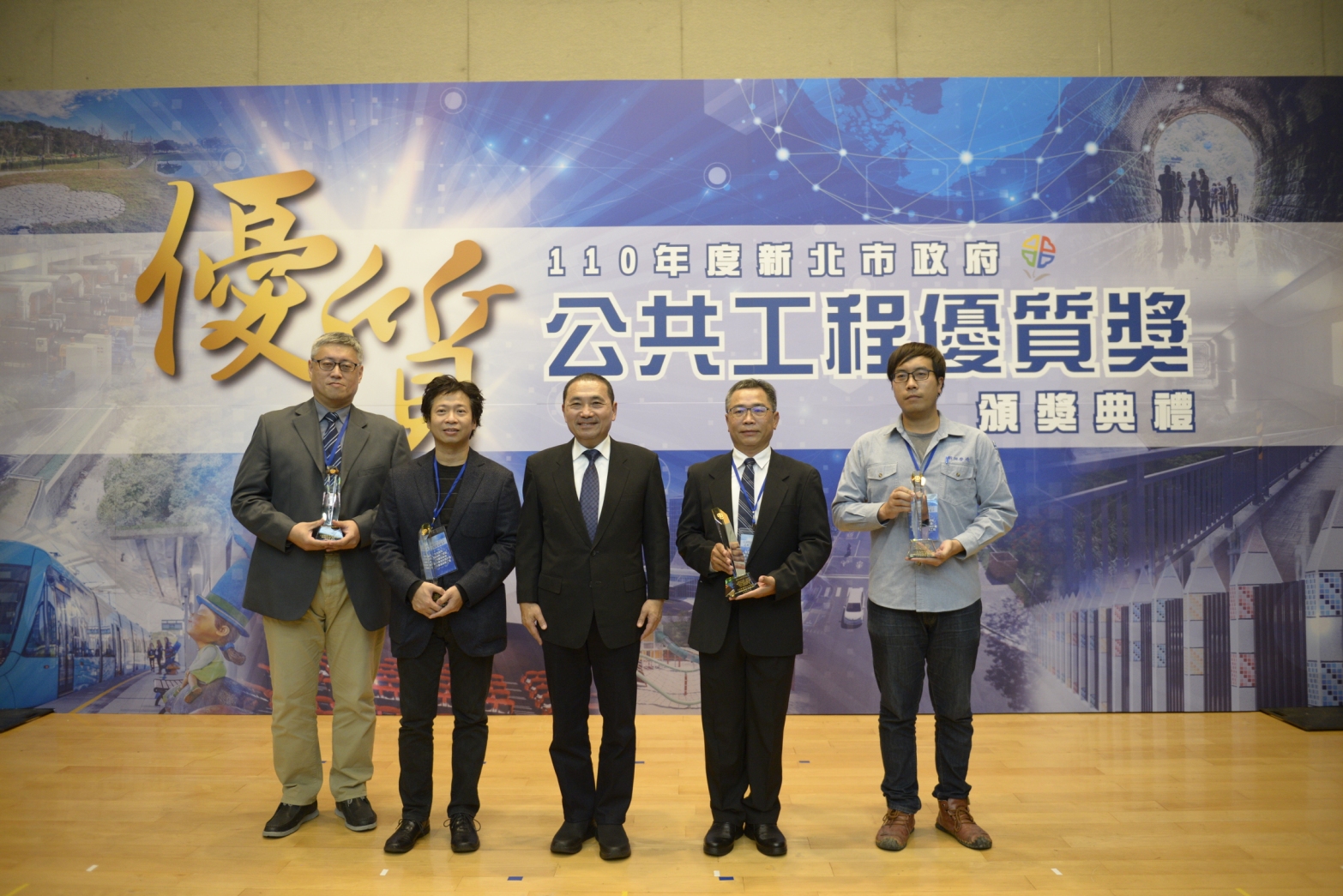 :舊三貂嶺隧道自行車道工程榮獲110年度新北市公共工程優質獎，由新工處長王益翔(左)及施工團隊代表領獎。